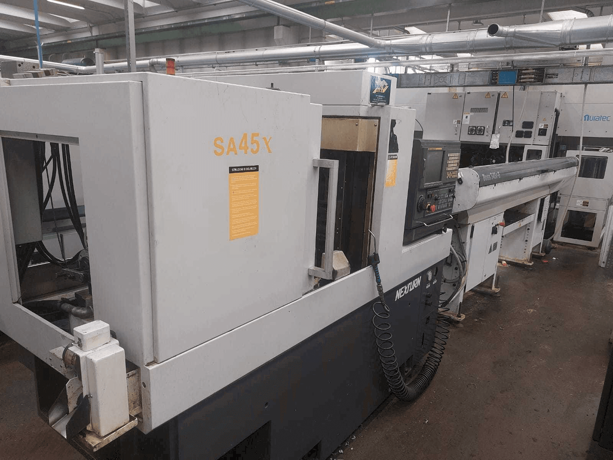 Vista lateral izquierda de la máquina Nexturn SA 45X