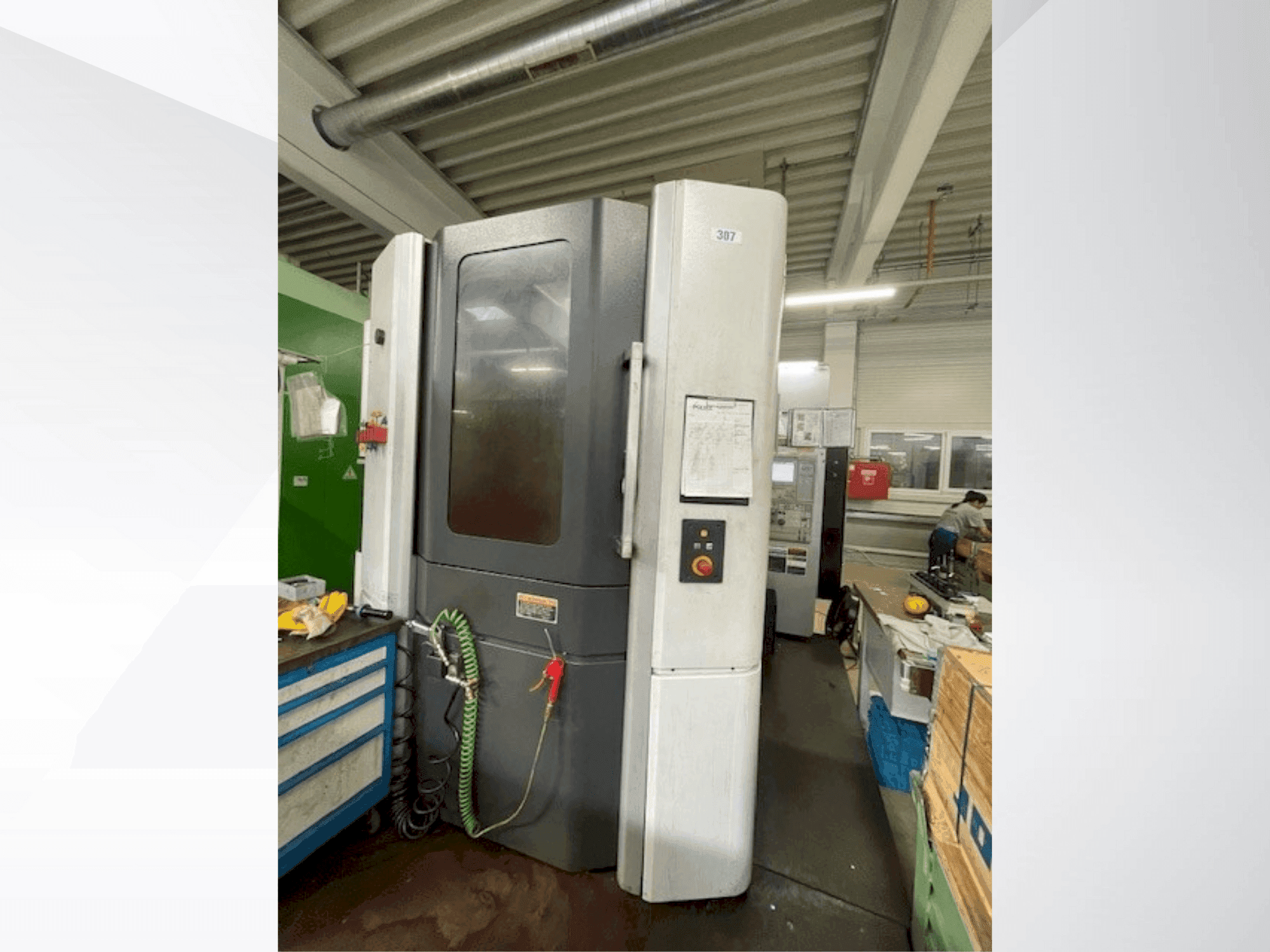 Vista frontal de la máquina MORI SEIKI NHX 5000