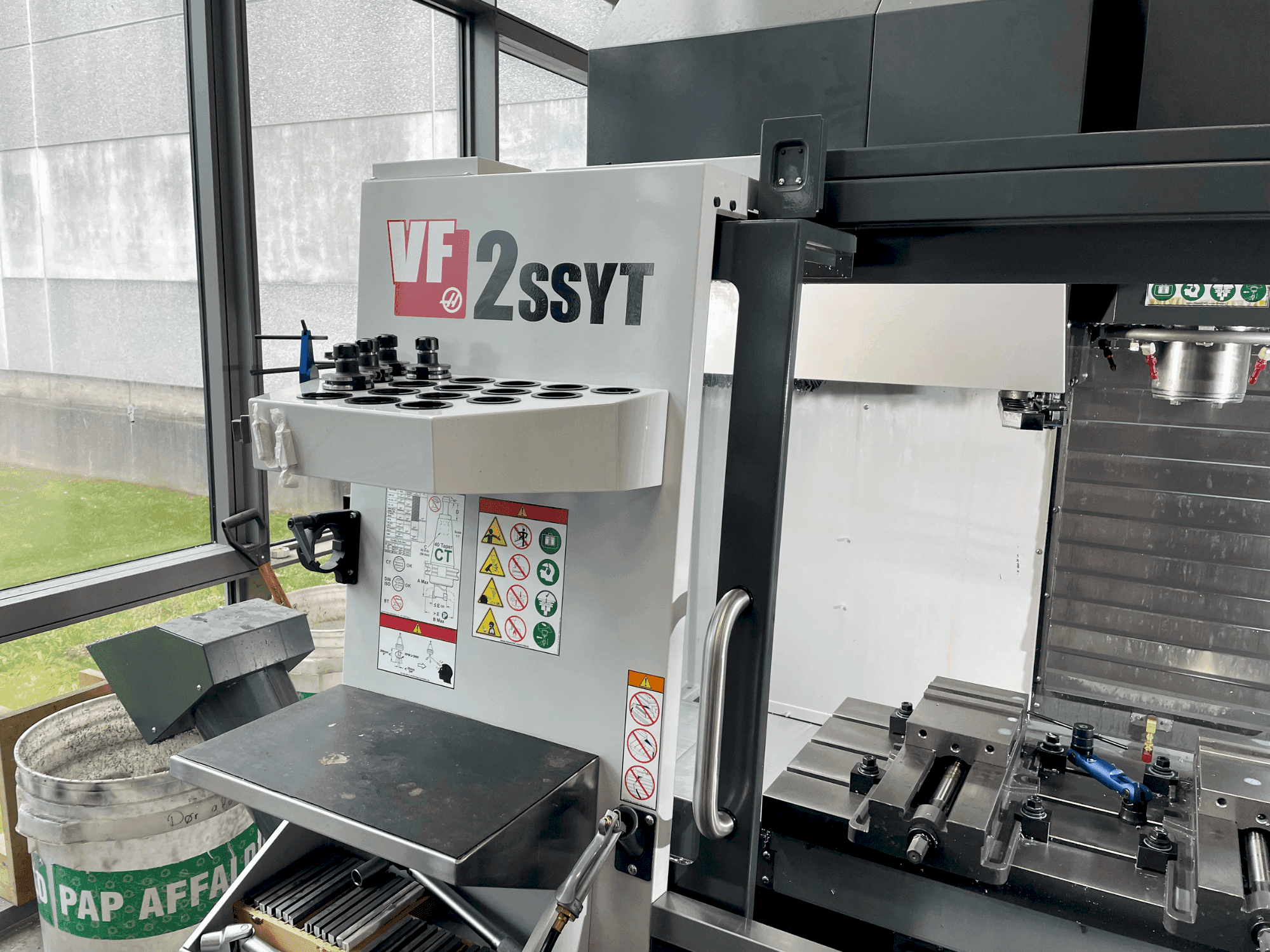Vista frontal de la máquina HAAS VF-2SSYT