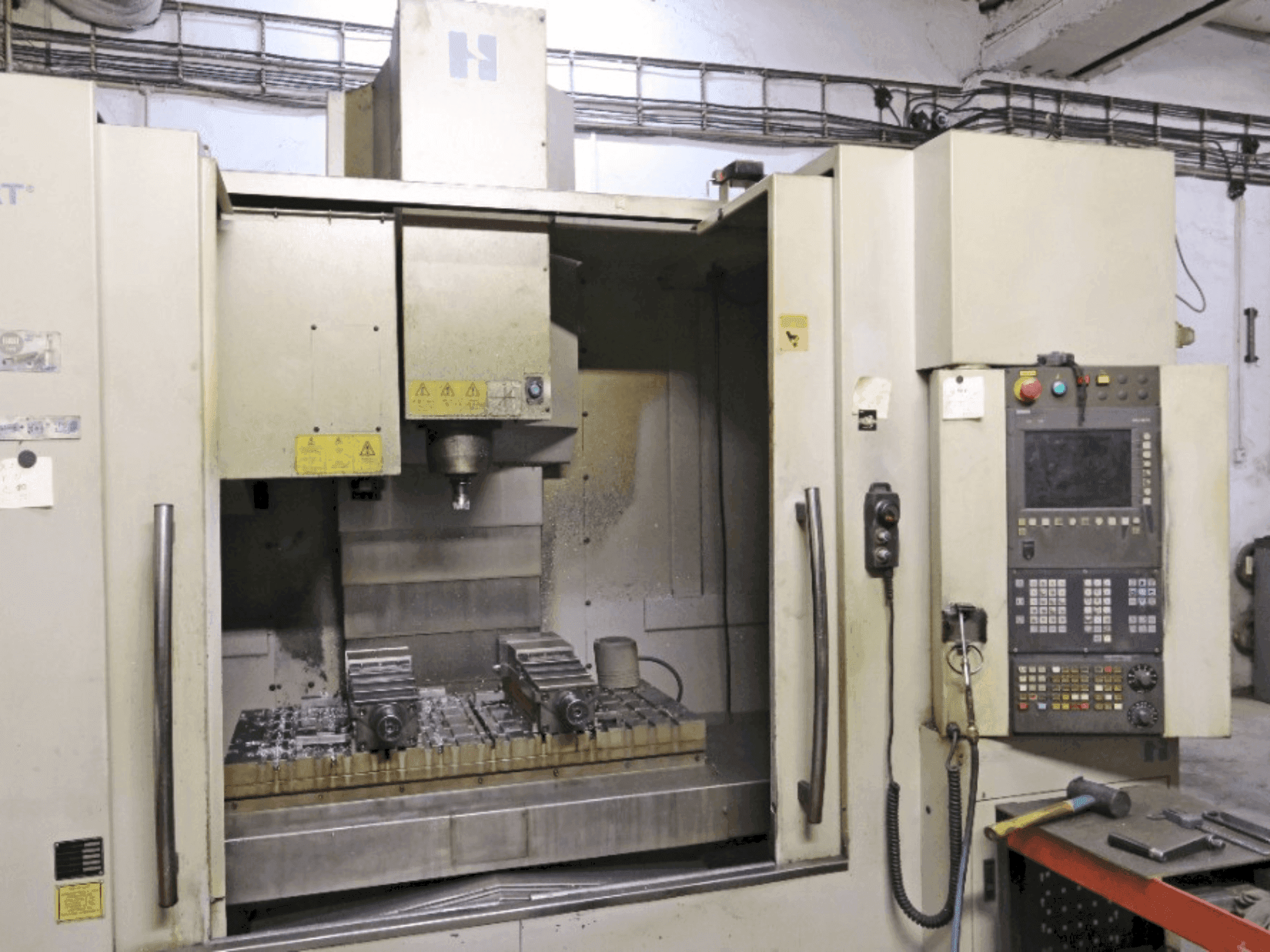 Vista frontal de la máquina HARDINGE Bridgeport VMC 1000