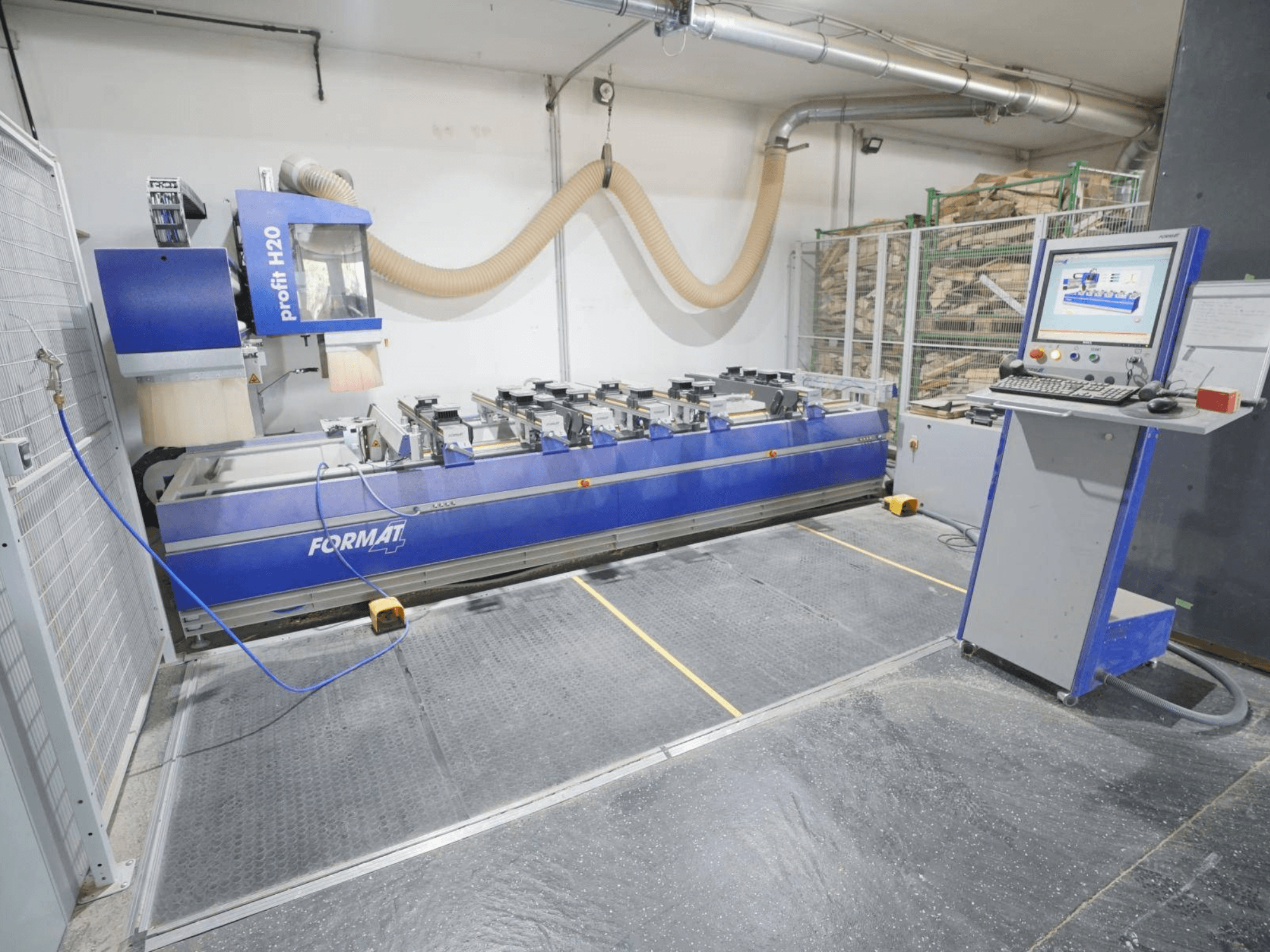 Centro de mecanizado de madera CNC FORMAT4 PROFIT H20, vista frontal con el panel de control y las herramientas de corte visibles en un entorno industrial.