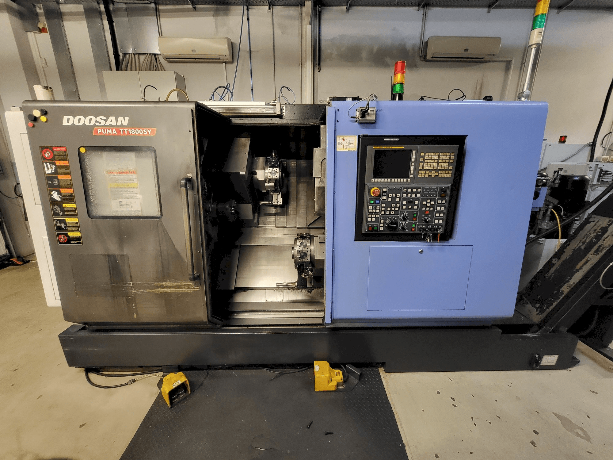 Vista frontal de la máquina DOOSAN PUMA TT1800SY