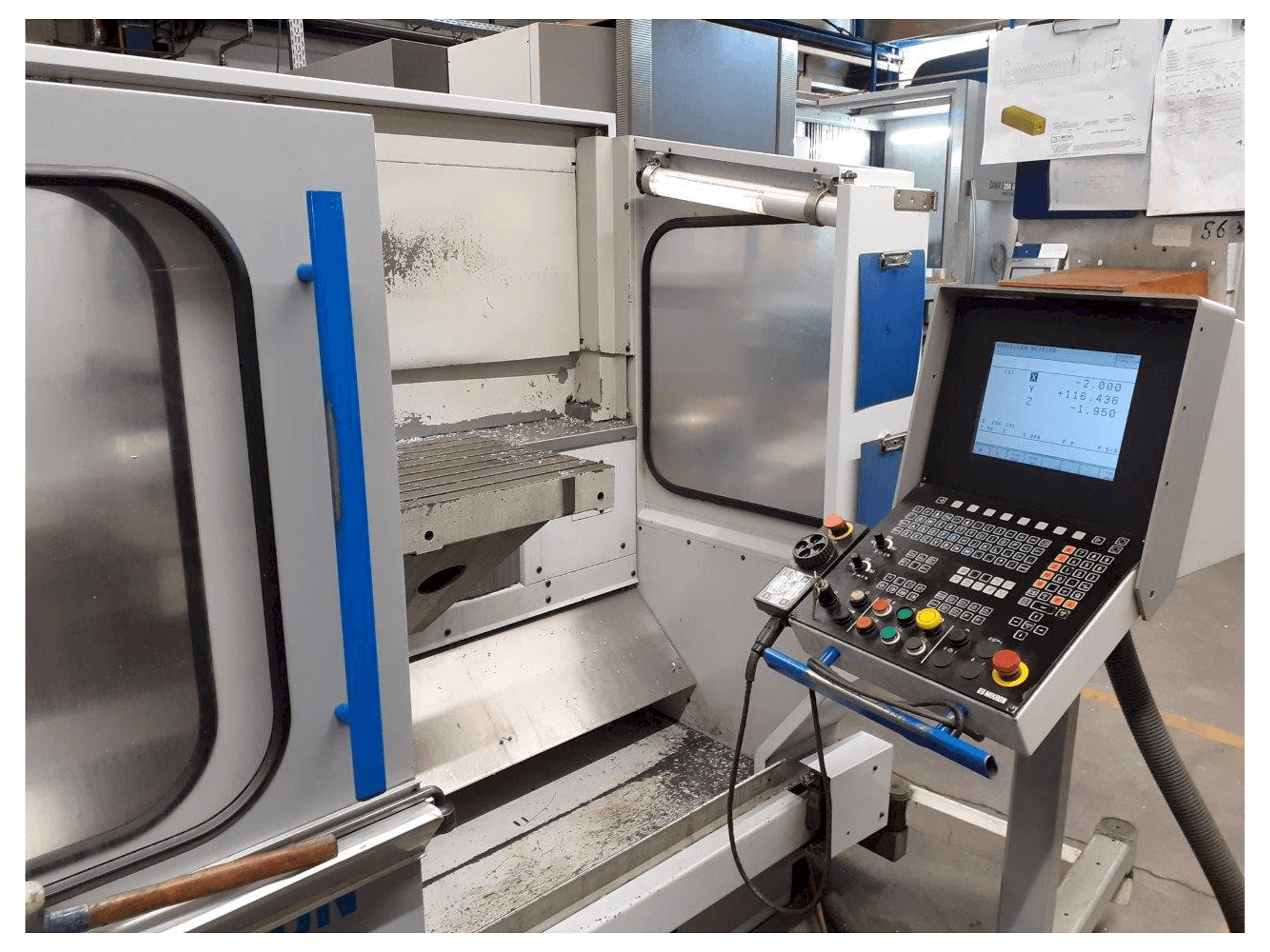 Vista frontal de la máquina MIKRON UME 600