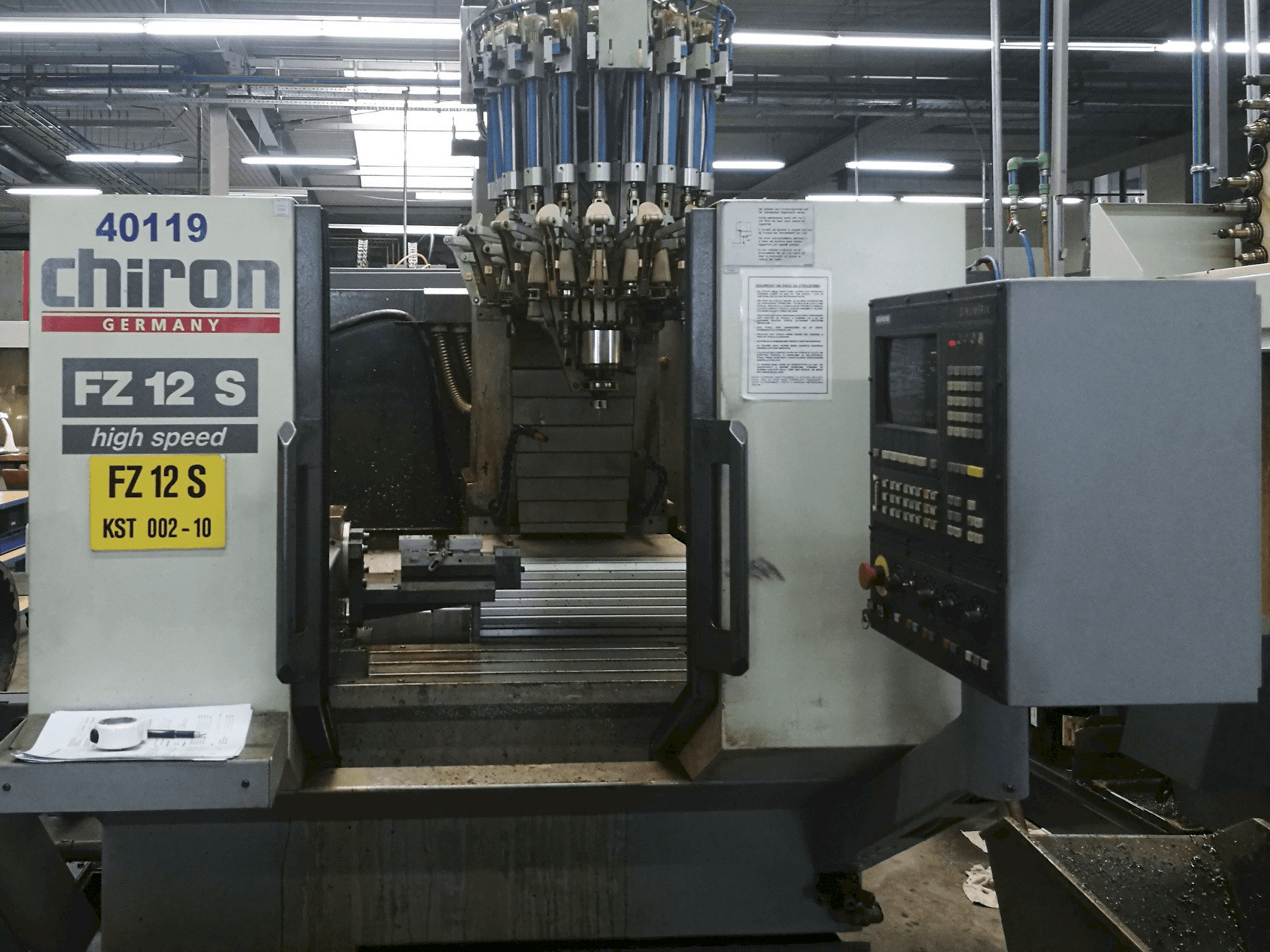 Vista frontal de la máquina CHIRON FZ 12 S