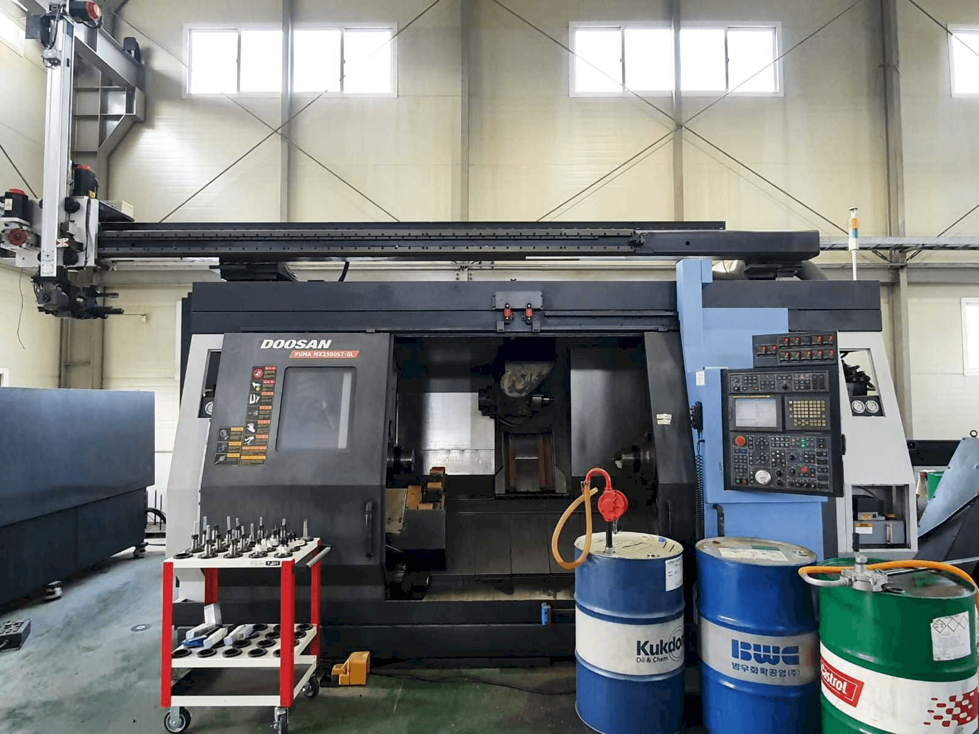 Vista frontal de la máquina Doosan Puma MX2500ST-GL