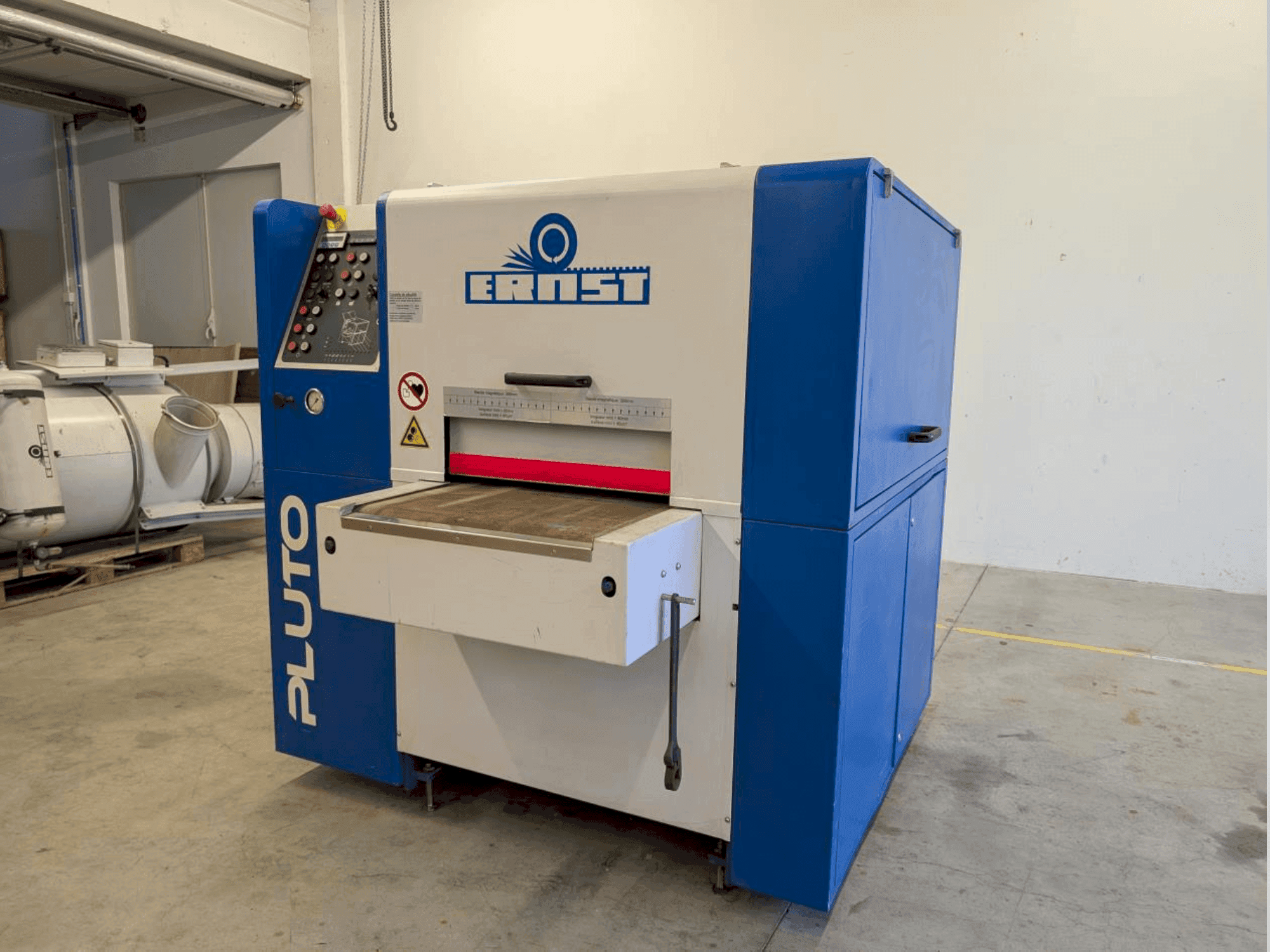 Vista frontal de la máquina ERNST PLUTO EDD