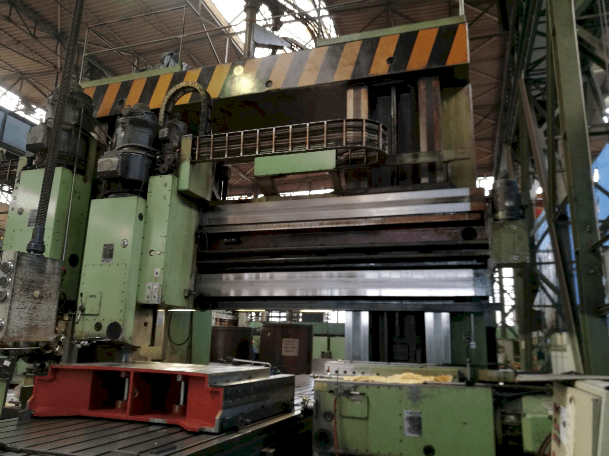 Vista frontal de la máquina TOS FRV-D 20 x 40