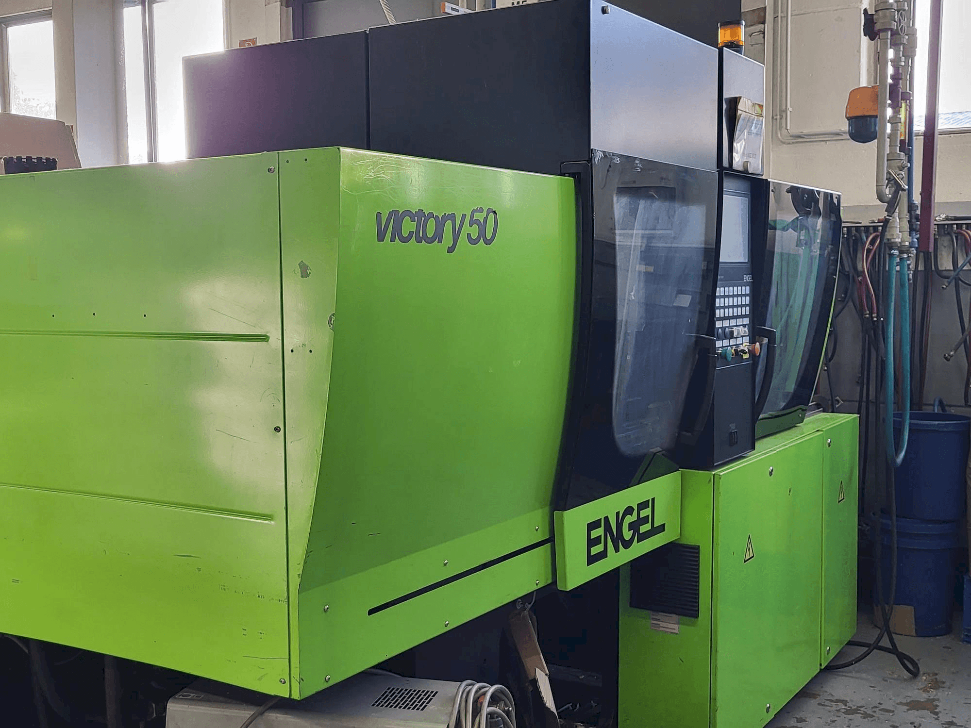 Vista lateral izquierda de la máquina Engel Victory 200/50 FOCUS