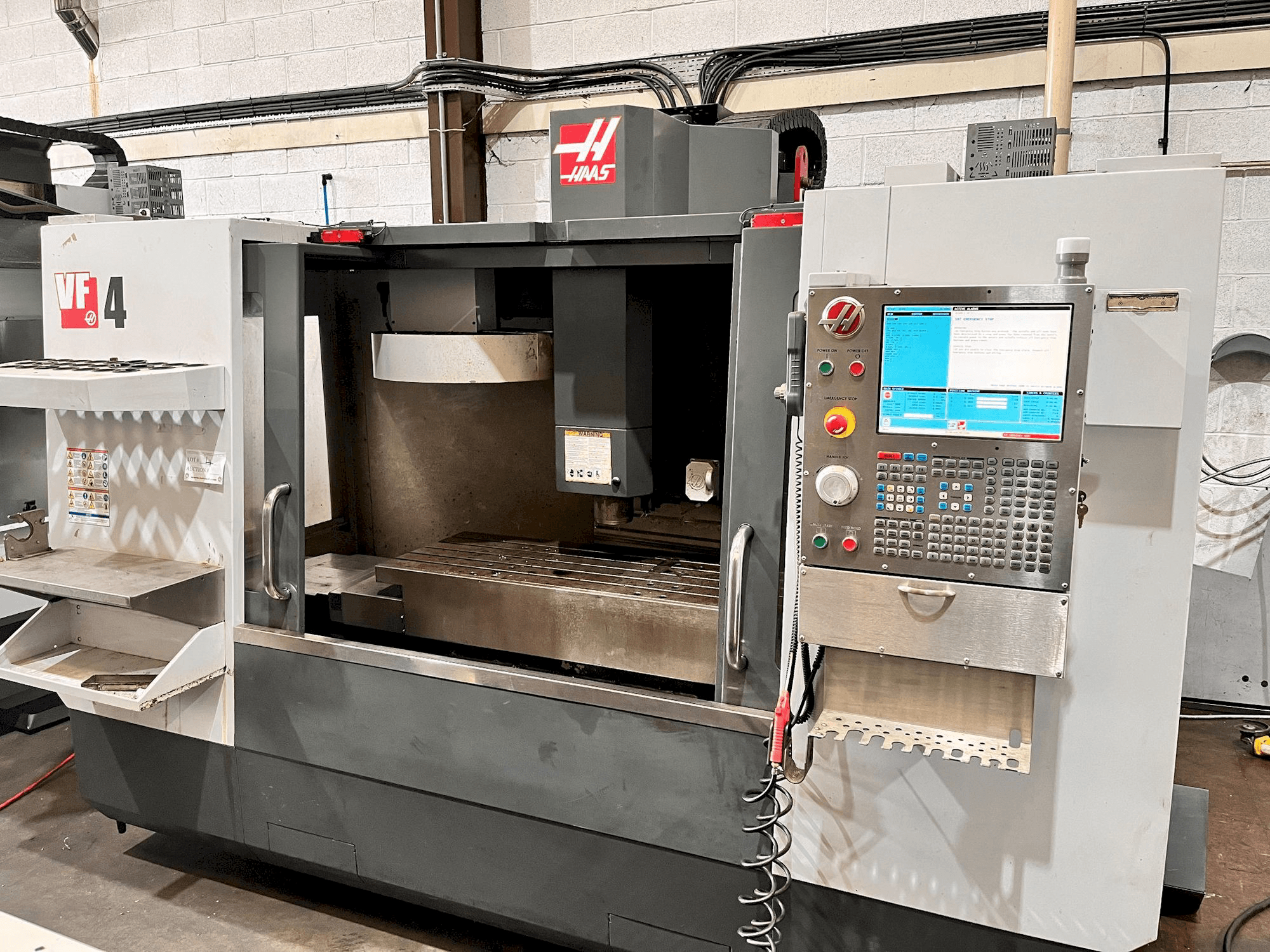 Vista frontal de la máquina HAAS VF-4
