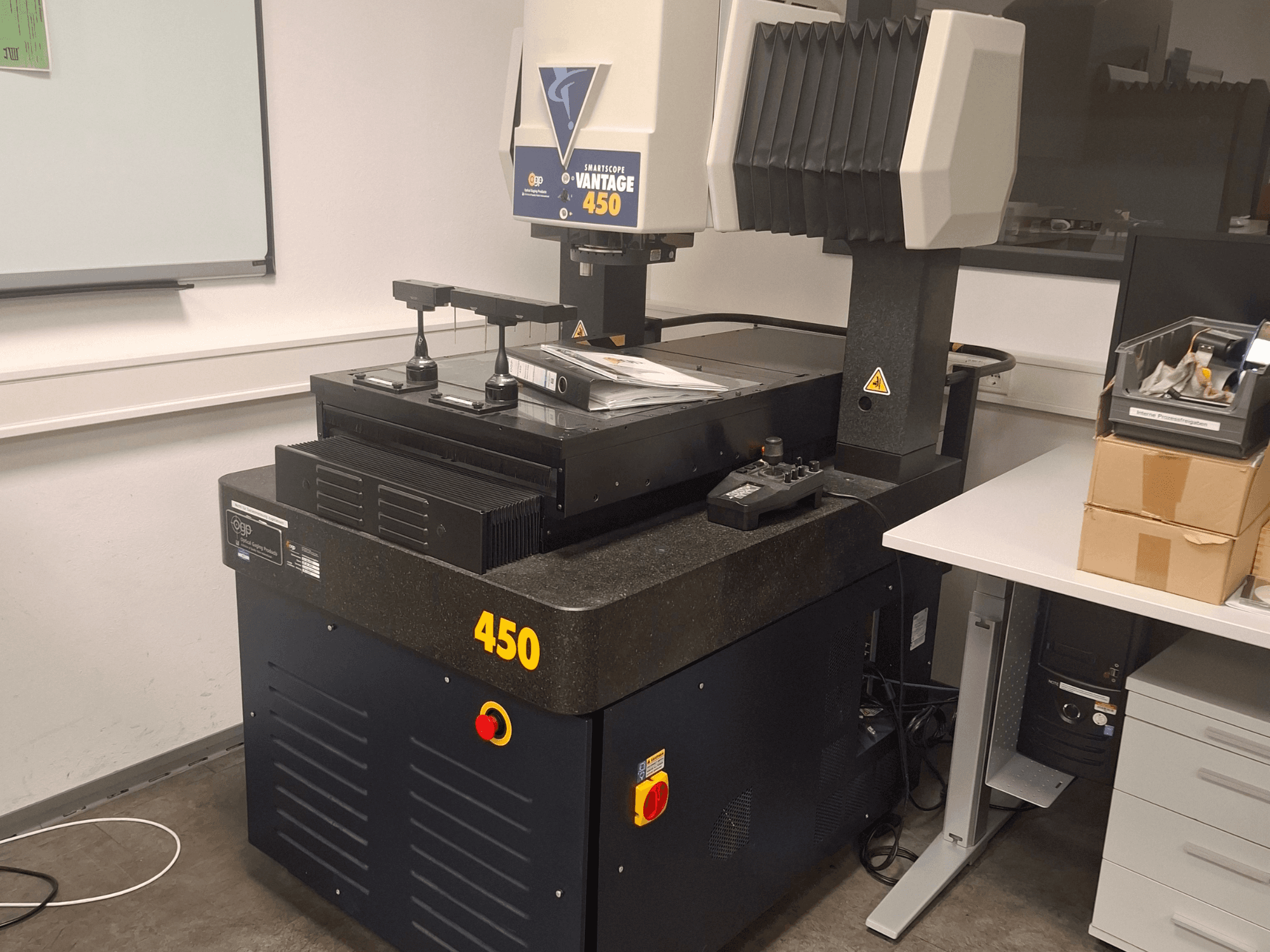 Máquina de medición óptica OGP SmartScope Vantage 450 en un laboratorio, vista frontal con acabado en negro y gris.