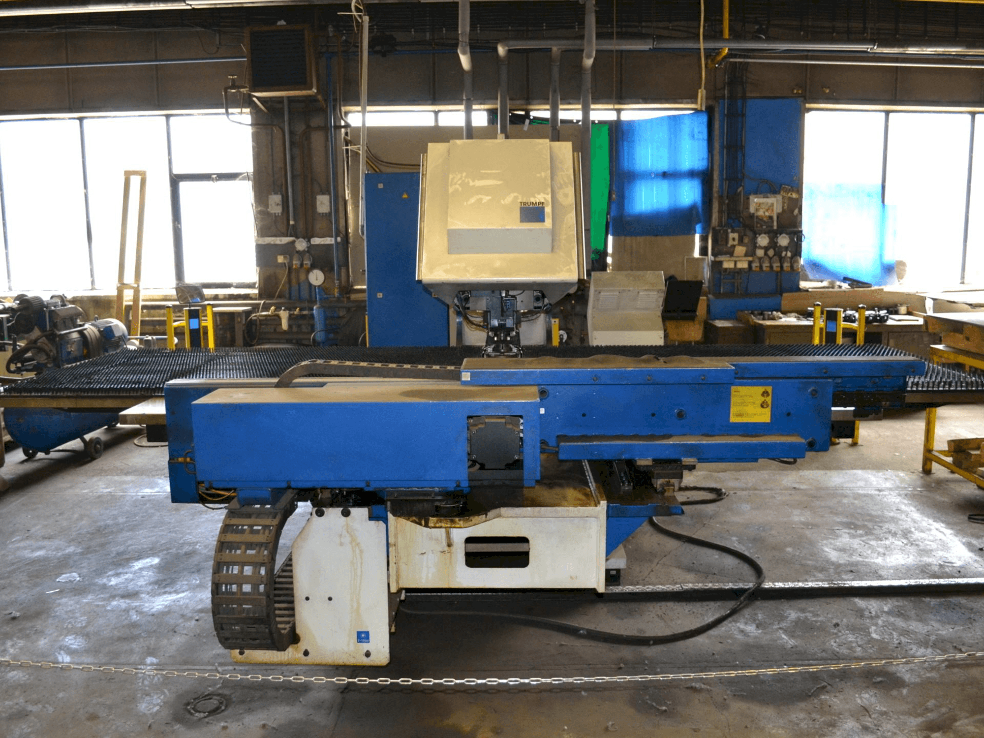 Vista frontal de la máquina Trumpf Trumatic 2000R