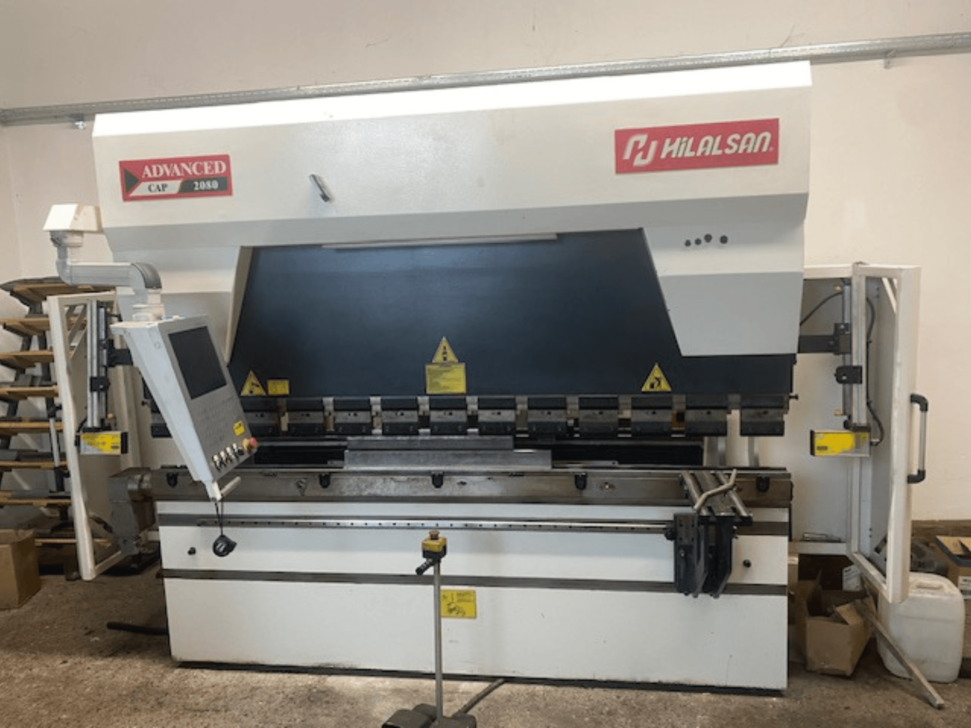 Plegadora avanzada Hilalsan CAP 2080, vista frontal con panel de control y funciones de seguridad, diseño industrial para el plegado de metales.