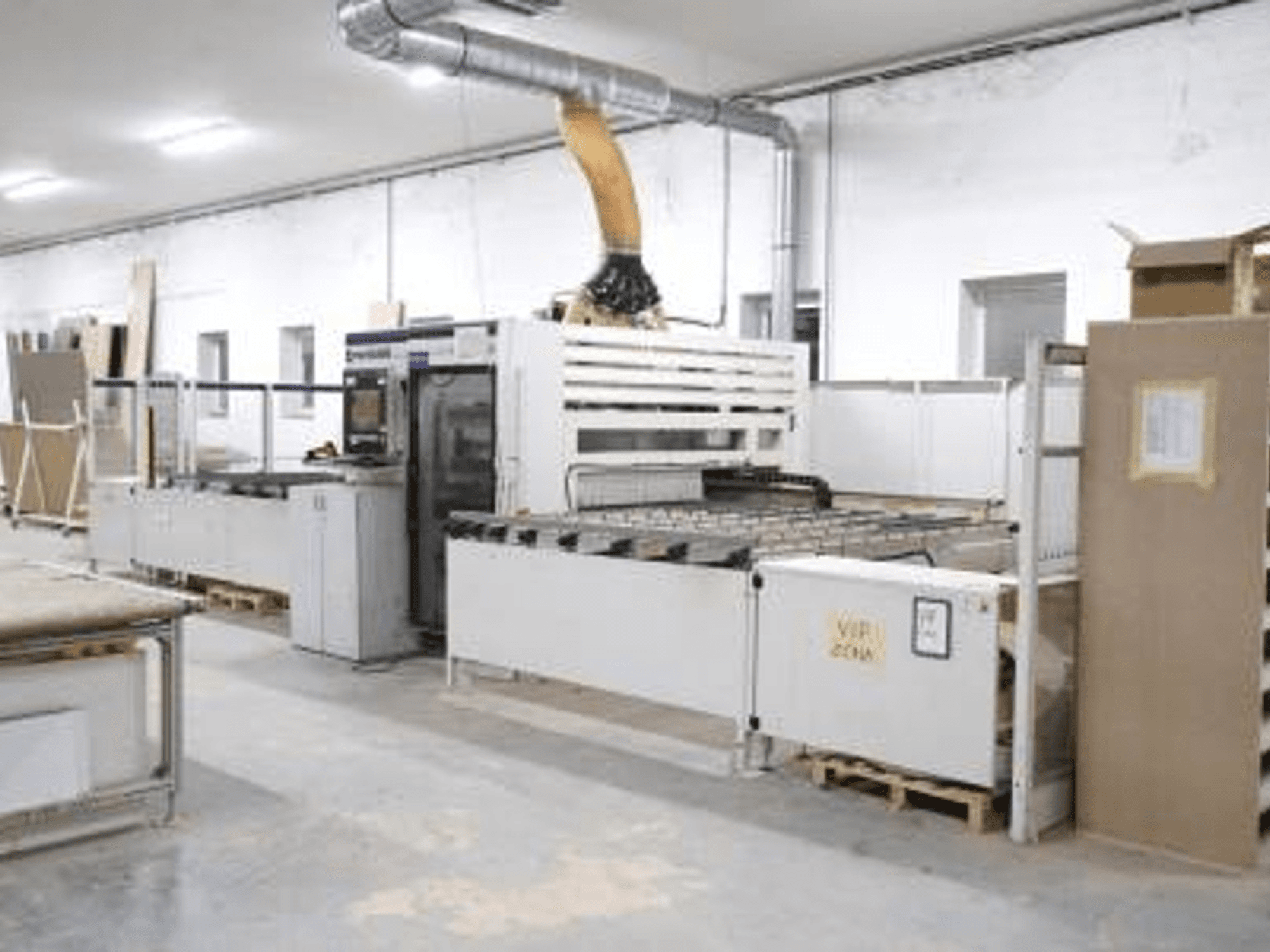 Centro de mecanizado de madera CNC SCM Morbidelli UNIFLEX HP en un taller, vista frontal, mostrando su panel de control y sistema de alimentación.