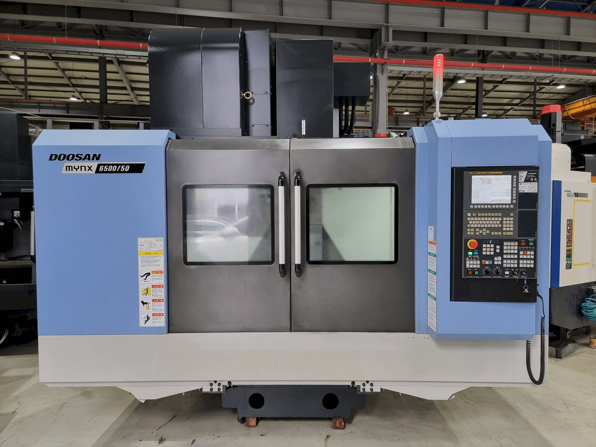 Vista frontal de la máquina Doosan MYNX 6500/50