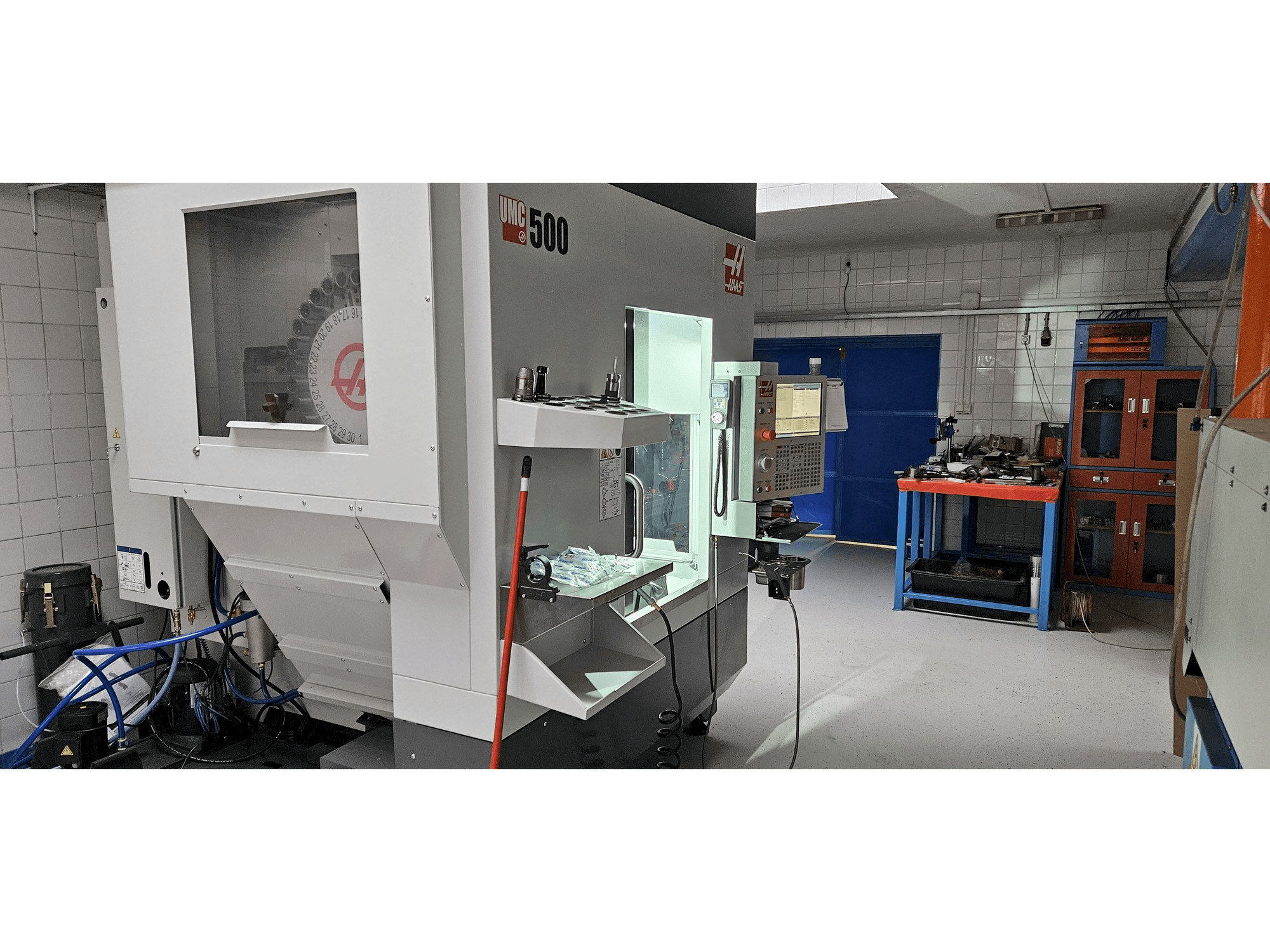 Vista frontal de la máquina HAAS UMC-500