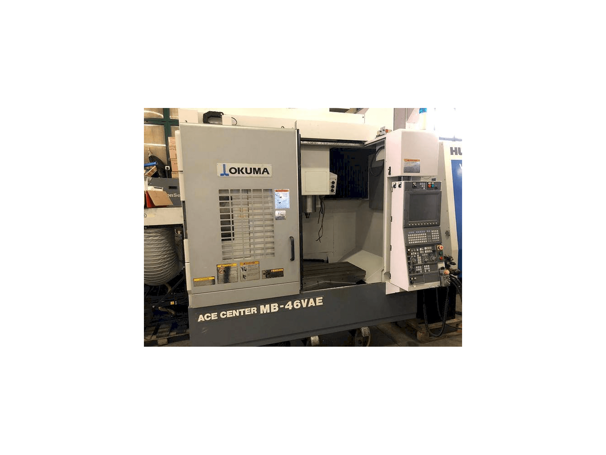 Vista frontal de la máquina Okuma MB-46 VAE
