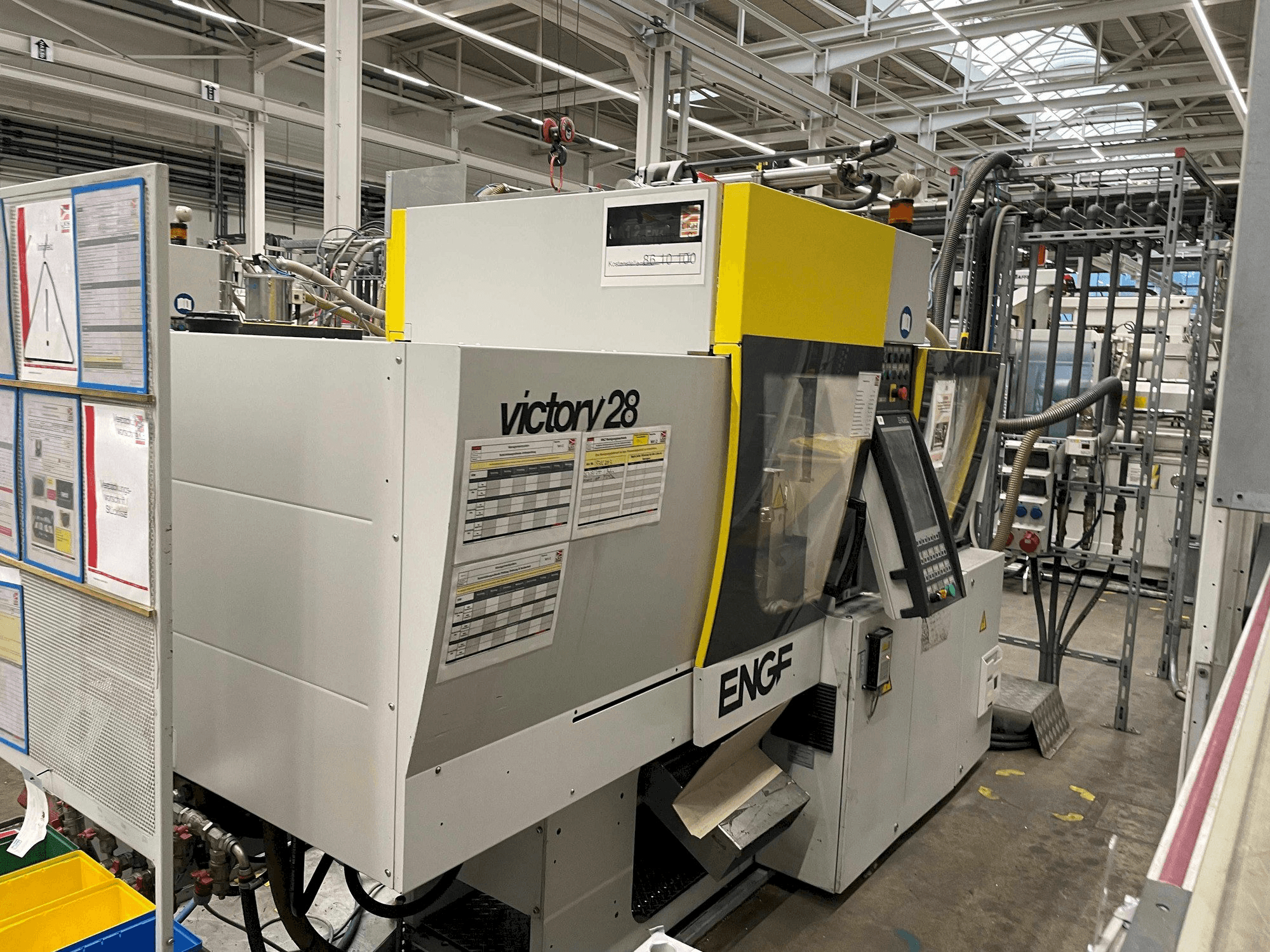 Vista frontal de la máquina Engel Victory 200/28