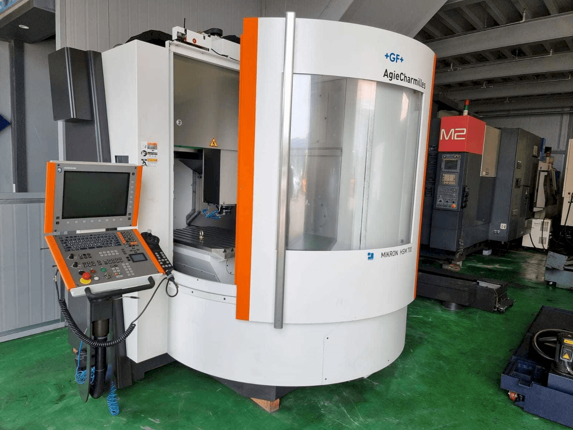 Vista frontal de la máquina GF AgieCharmilles Mikron HSM 700