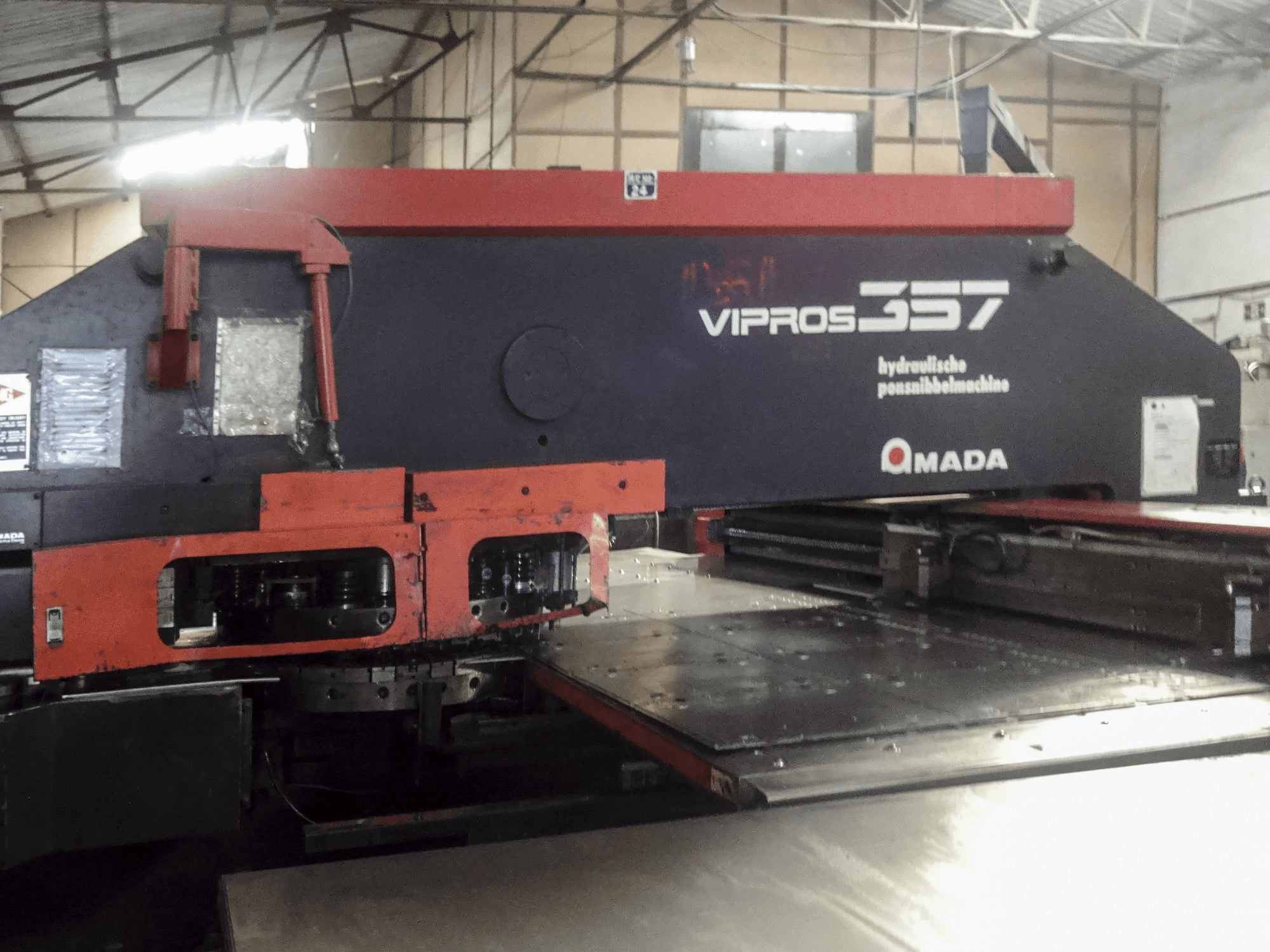 Vista frontal de la máquina AMADA Vipros 357