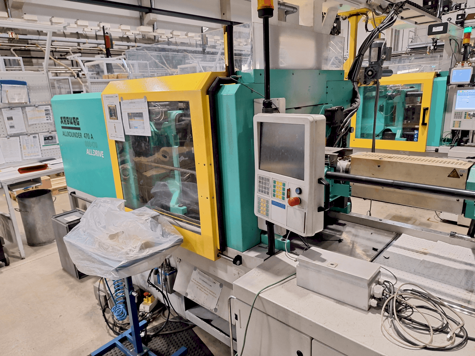 Vista frontal de la máquina Arburg 470 A 800-170