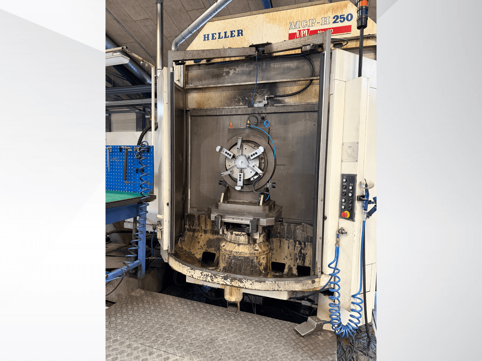 Vista frontal del centro de mecanizado horizontal HELLER MCP 250, mostrando el panel de control, los útiles de sujeción de piezas y la zona de mecanizado.