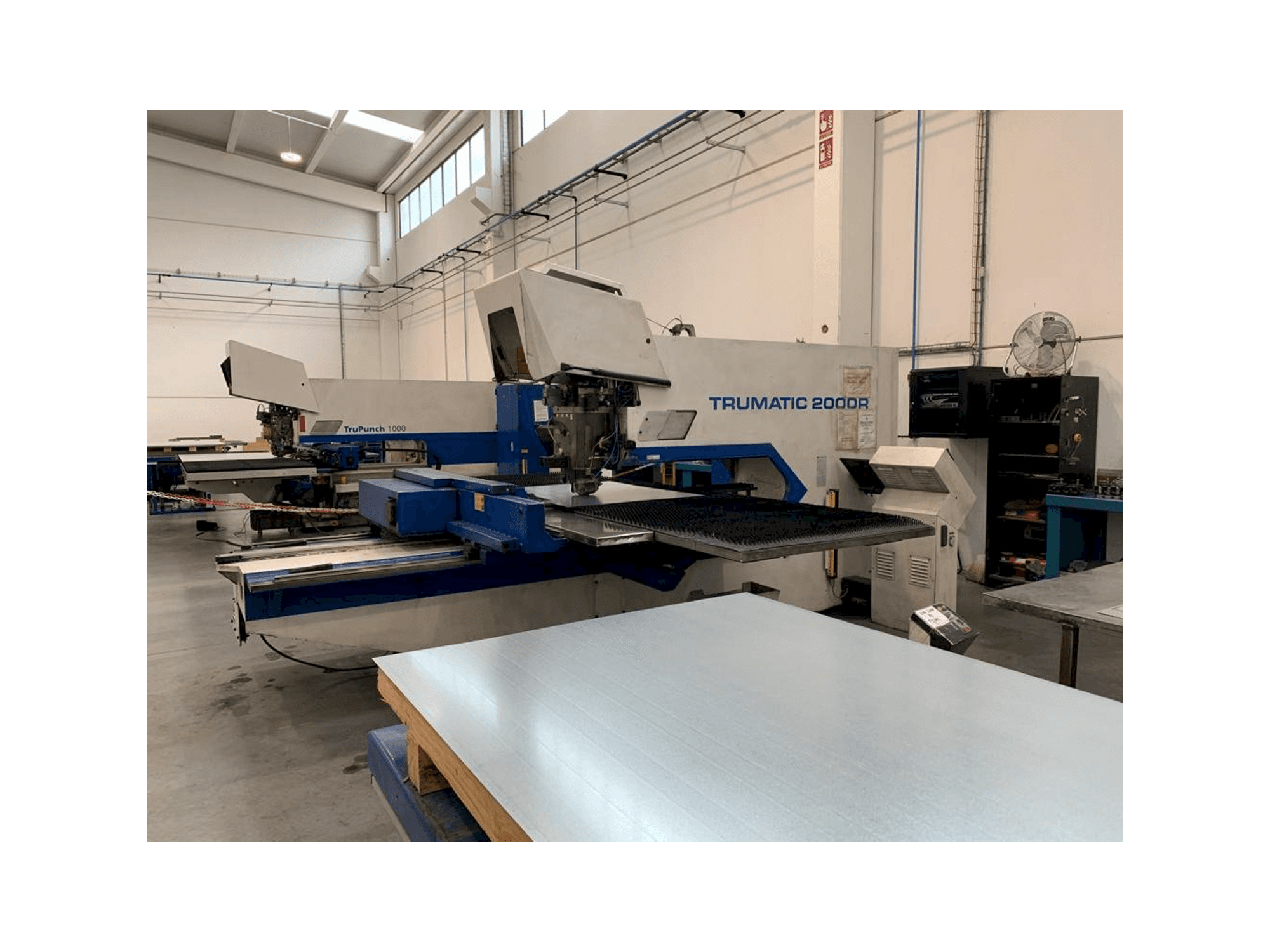 Vista frontal de la máquina Trumpf Trumatic 2000 R