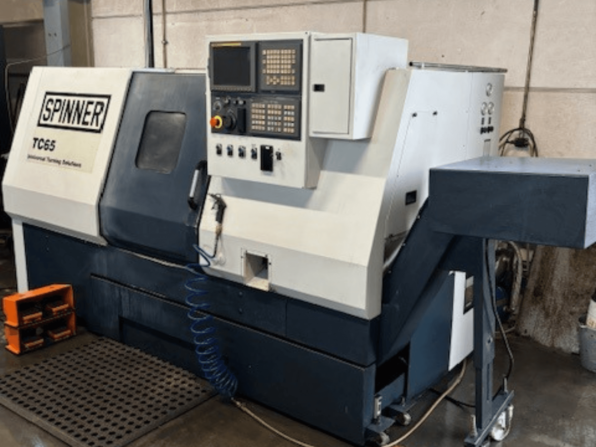 Tornos industriales Spinner TC65, vista frontal, con panel de control, línea de aire comprimido y zona de almacenamiento de herramientas.