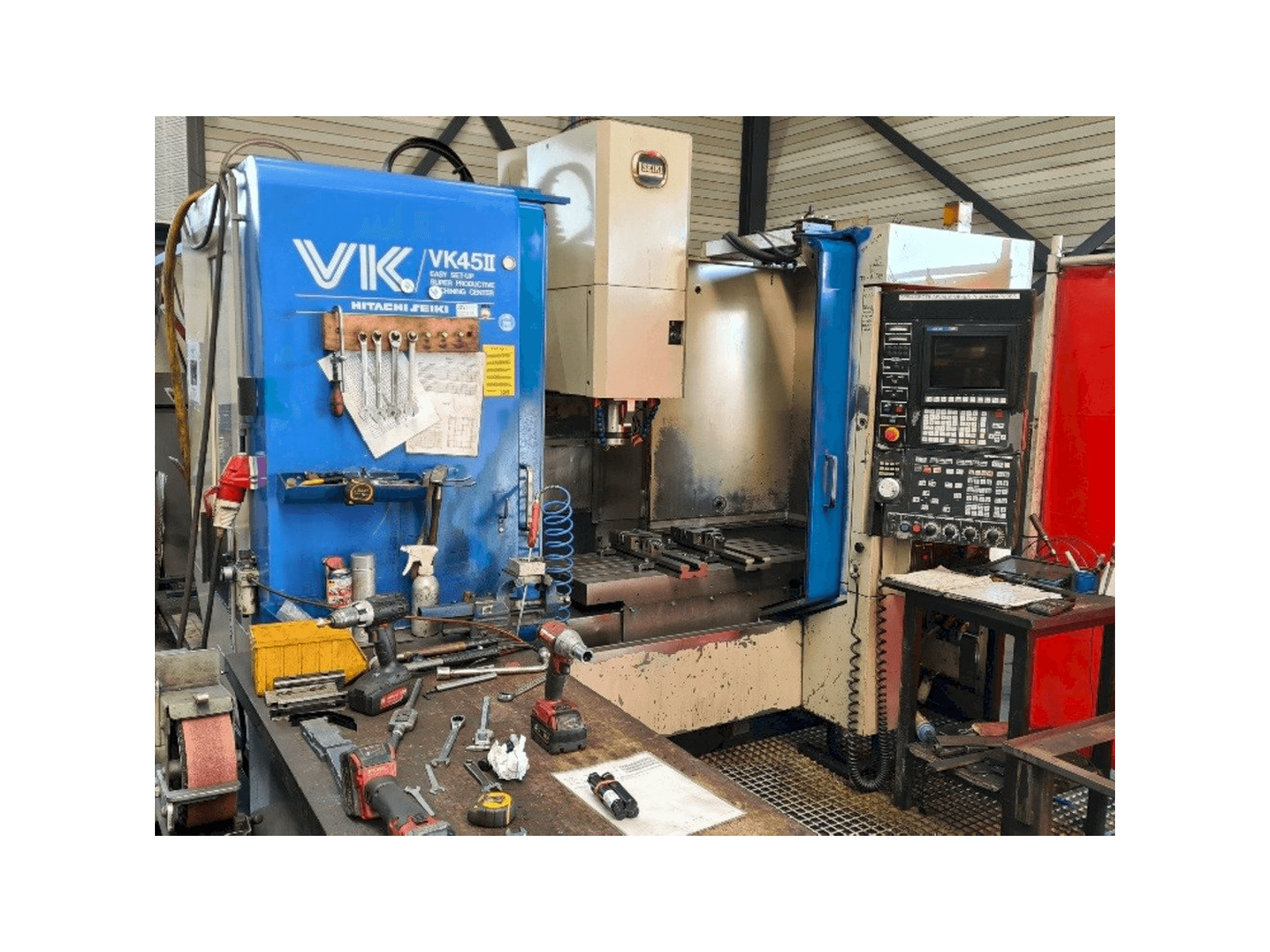 Vista frontal de la máquina HITACHI SEIKI VK45II
