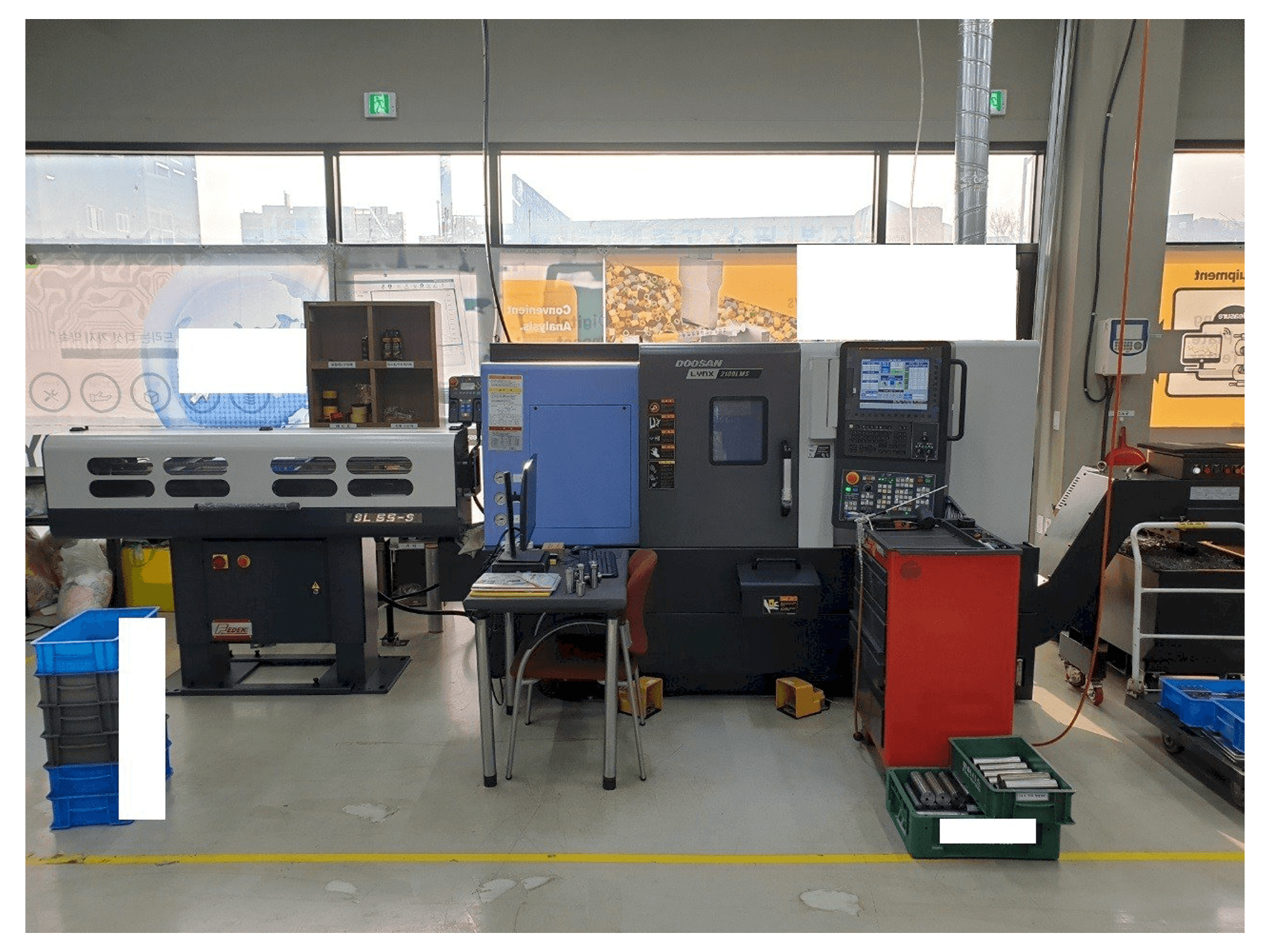 Vista frontal de la máquina Doosan LYNX2100LMSB