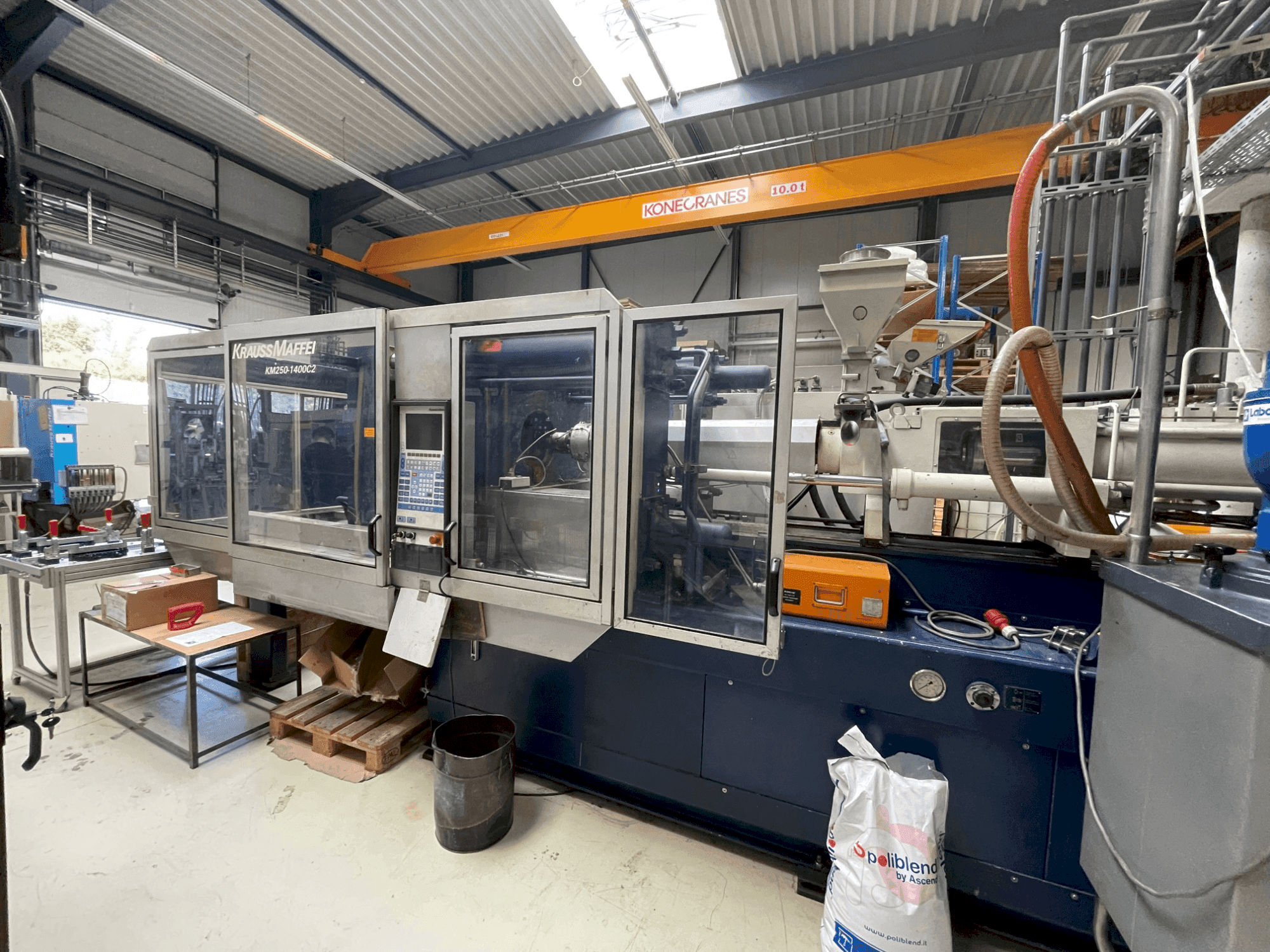 Vista frontal de la máquina Krauss Maffei 250-1400 C2