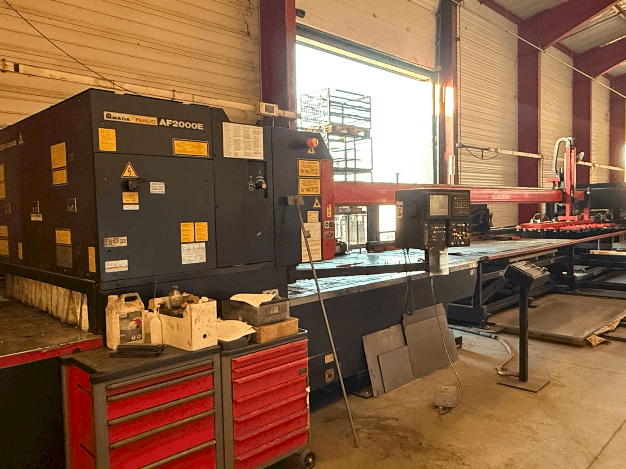 Vista frontal de la máquina AMADA LC2415 alpha3