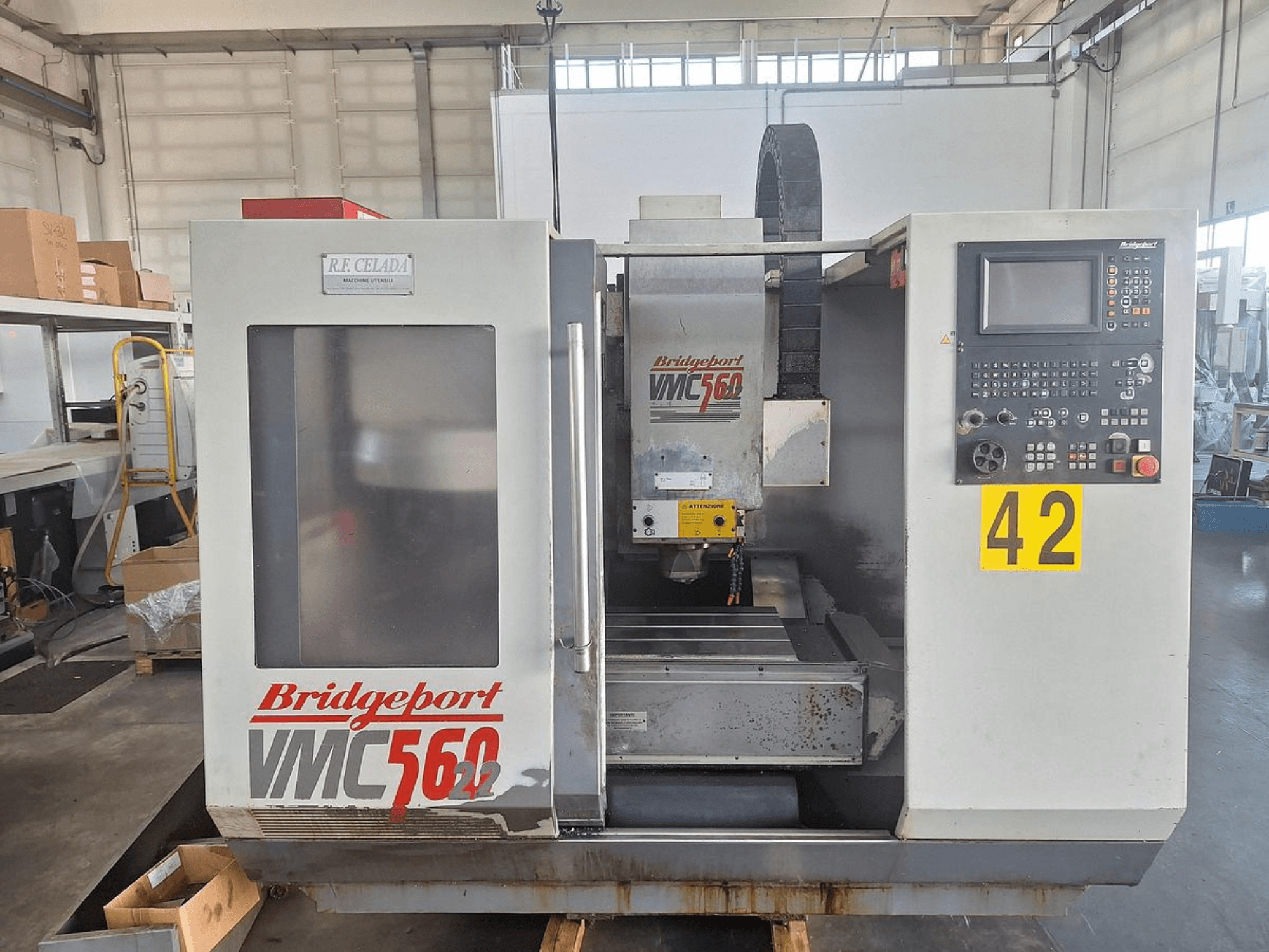 Centro de mecanizado vertical Bridgeport VMC 560/22, vista frontal, en la que se aprecian el panel de control, el portaherramientas y la zona de trabajo.