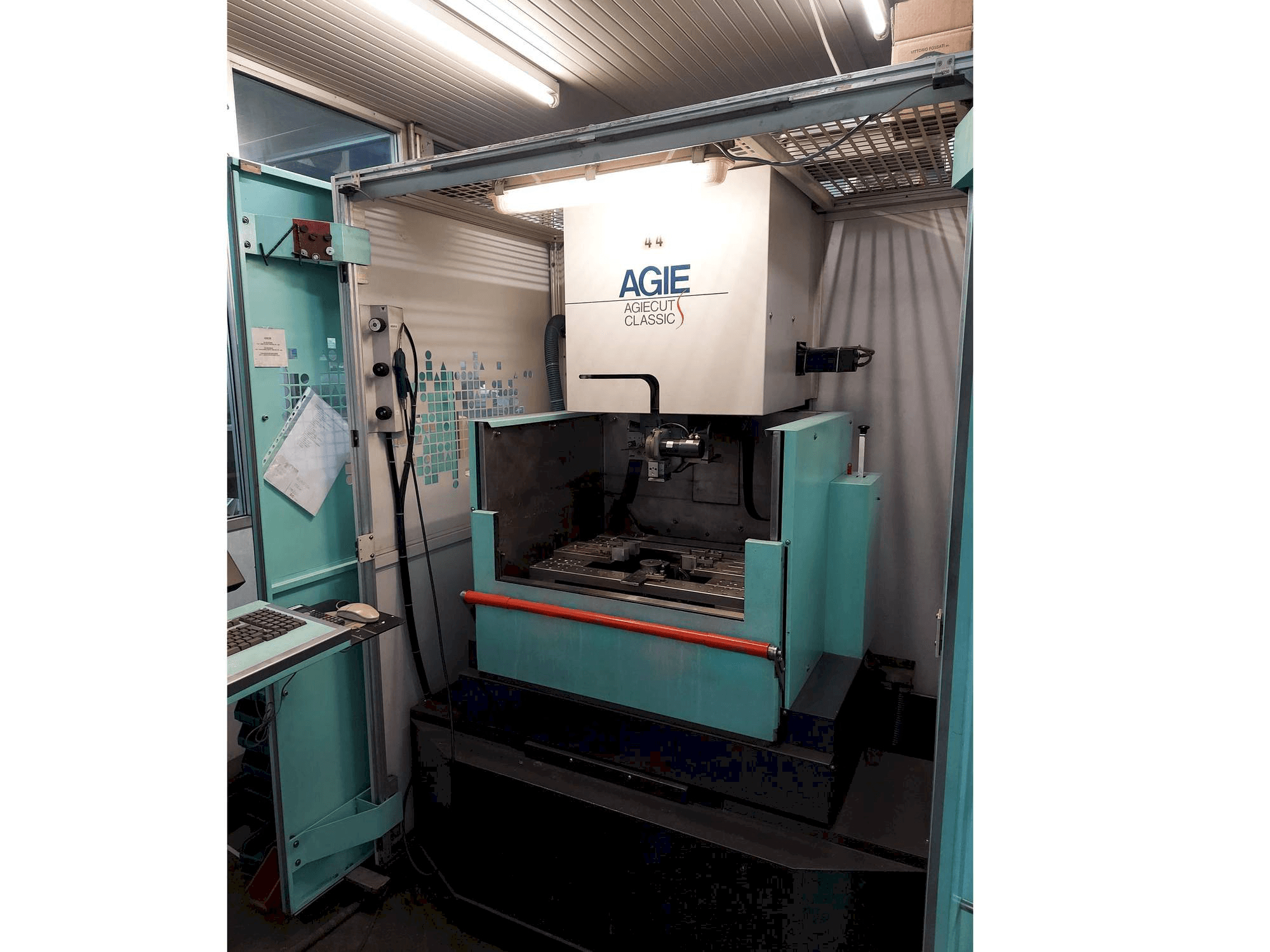 Vista frontal de la máquina AGIE Agiecut Classic 2S