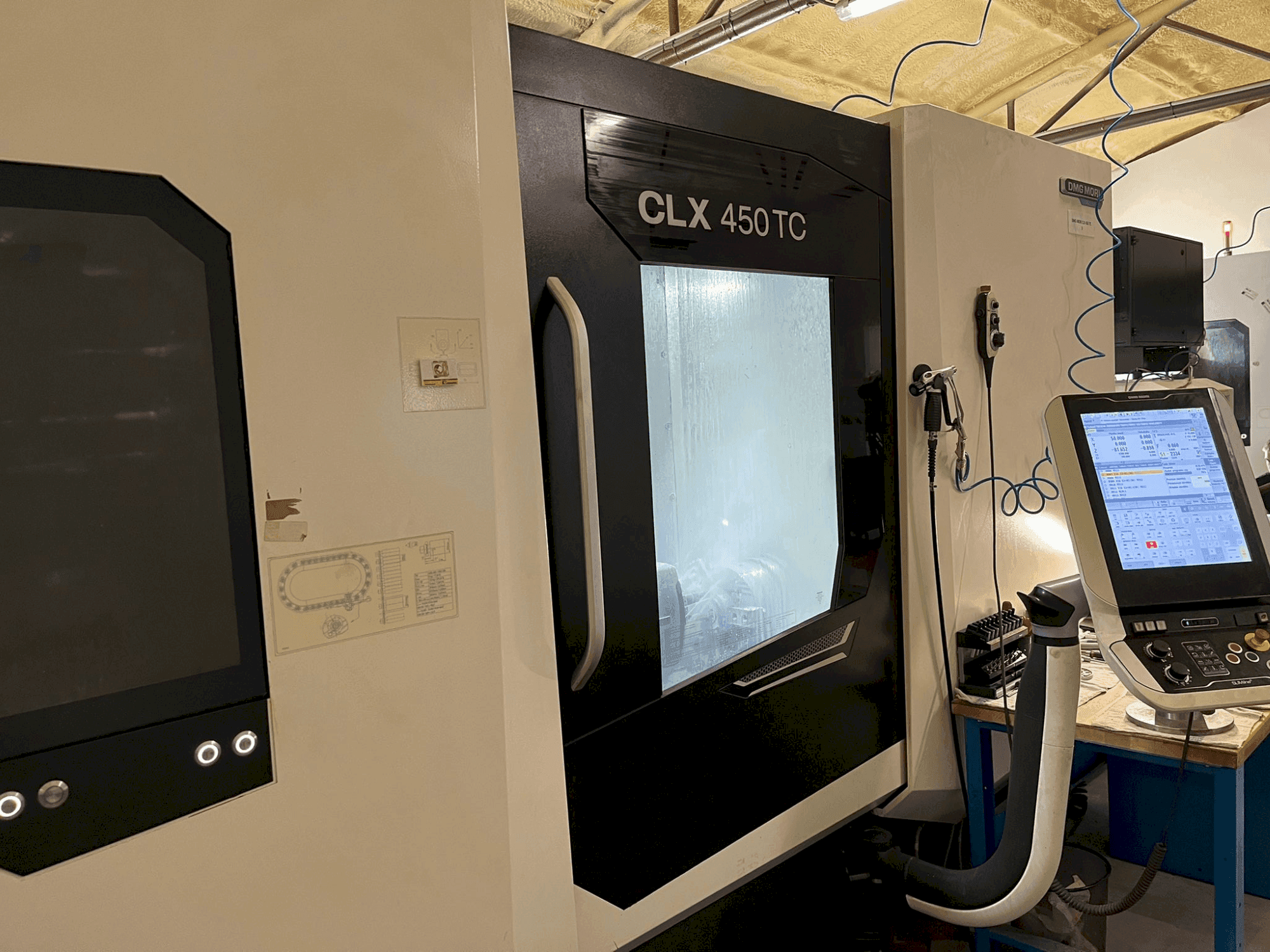 Vista frontal de la máquina DMG MORI CLX 450 TC