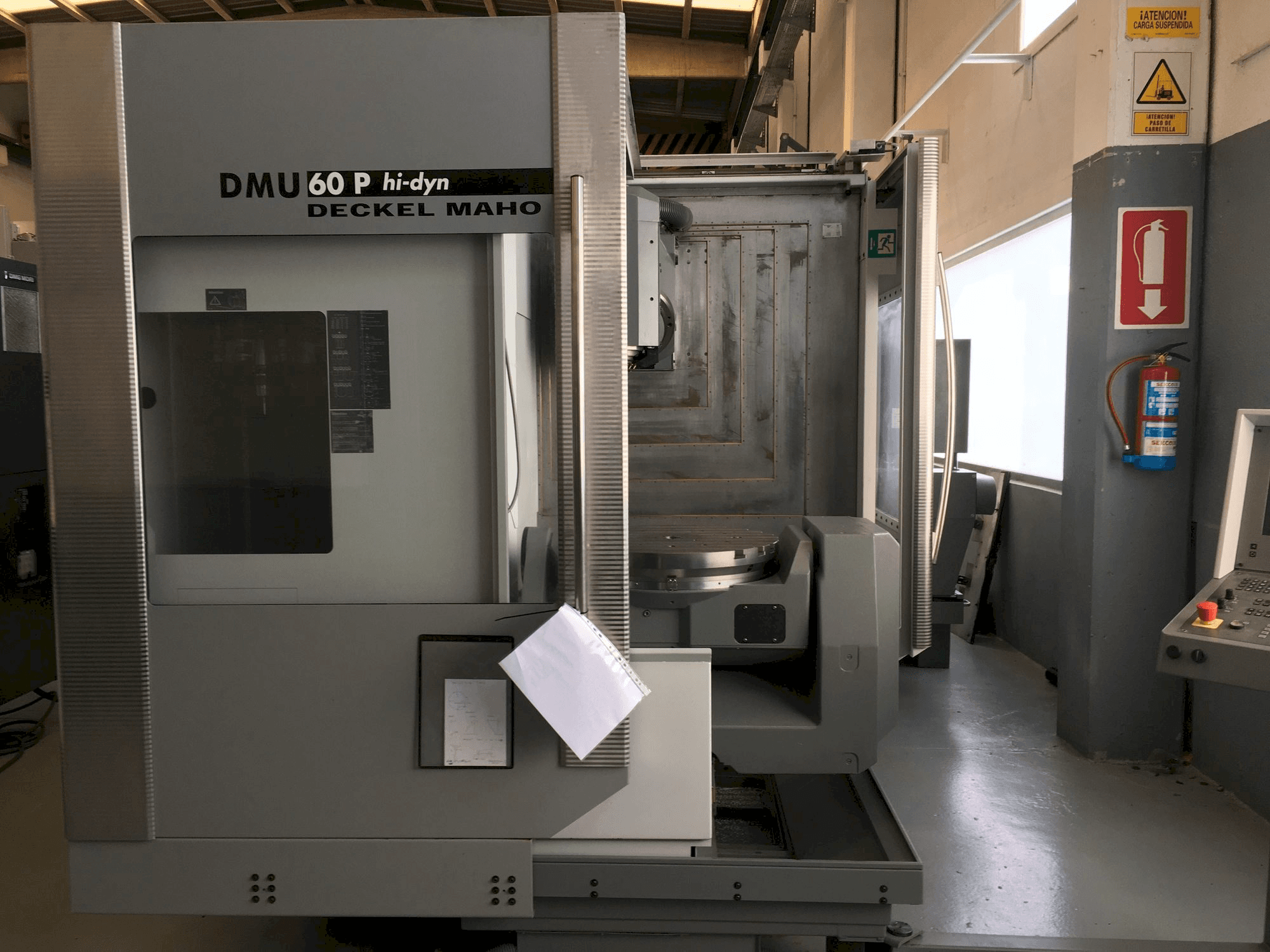 Vista frontal de la máquina DECKEL MAHO DMU 60P hi-dyn