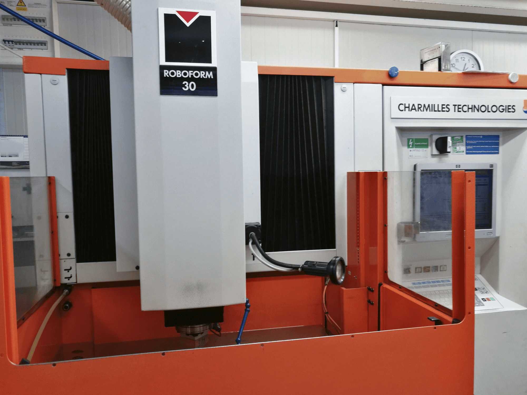 Vista frontal de la máquina CHARMILLES ROBOFORM 30