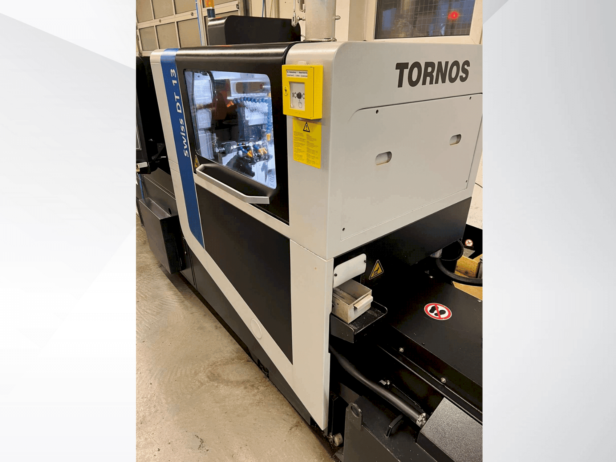 Vista frontal de la máquina Tornos Swiss DT 13