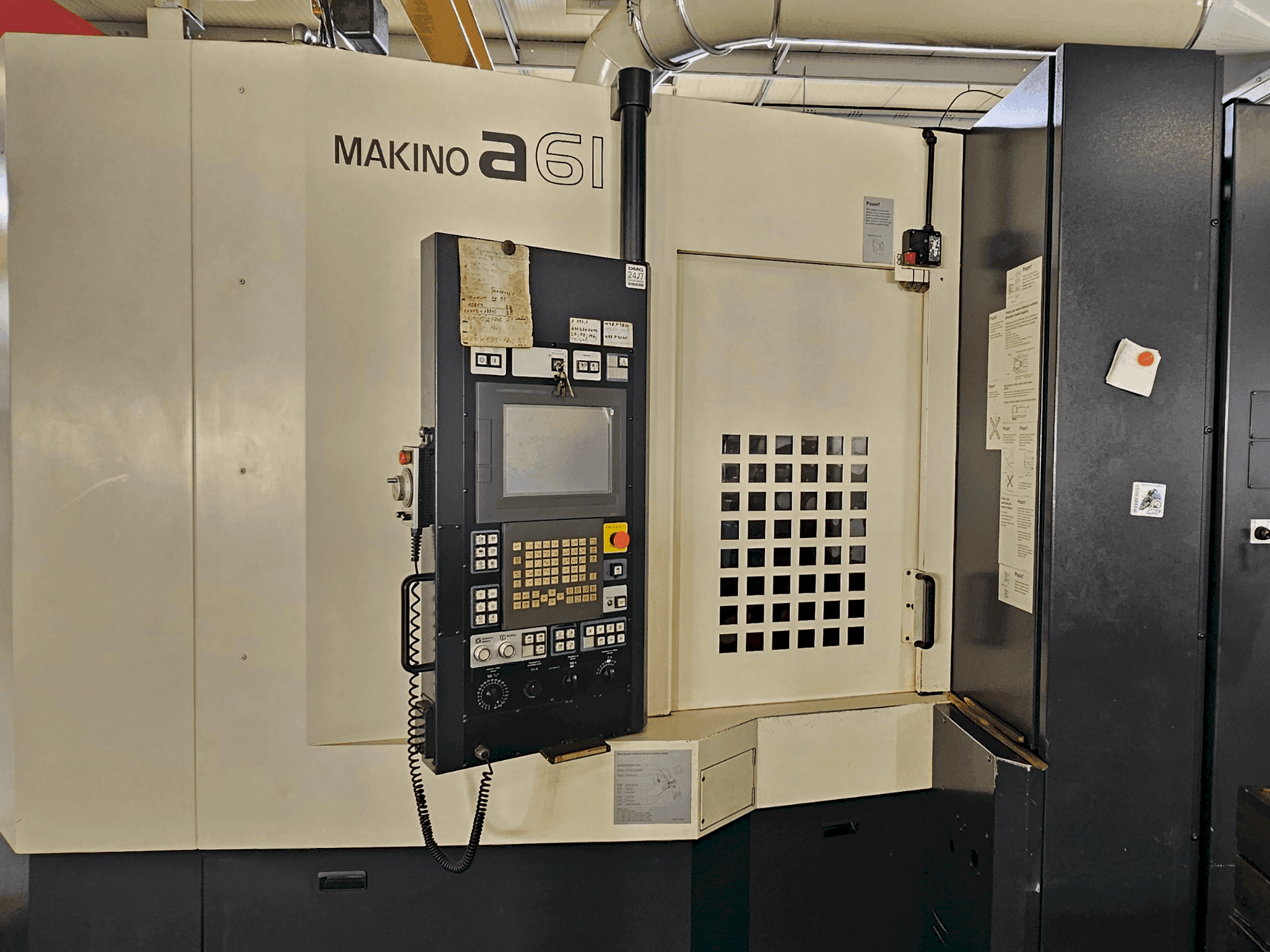 Vista frontal de la máquina Makino a61