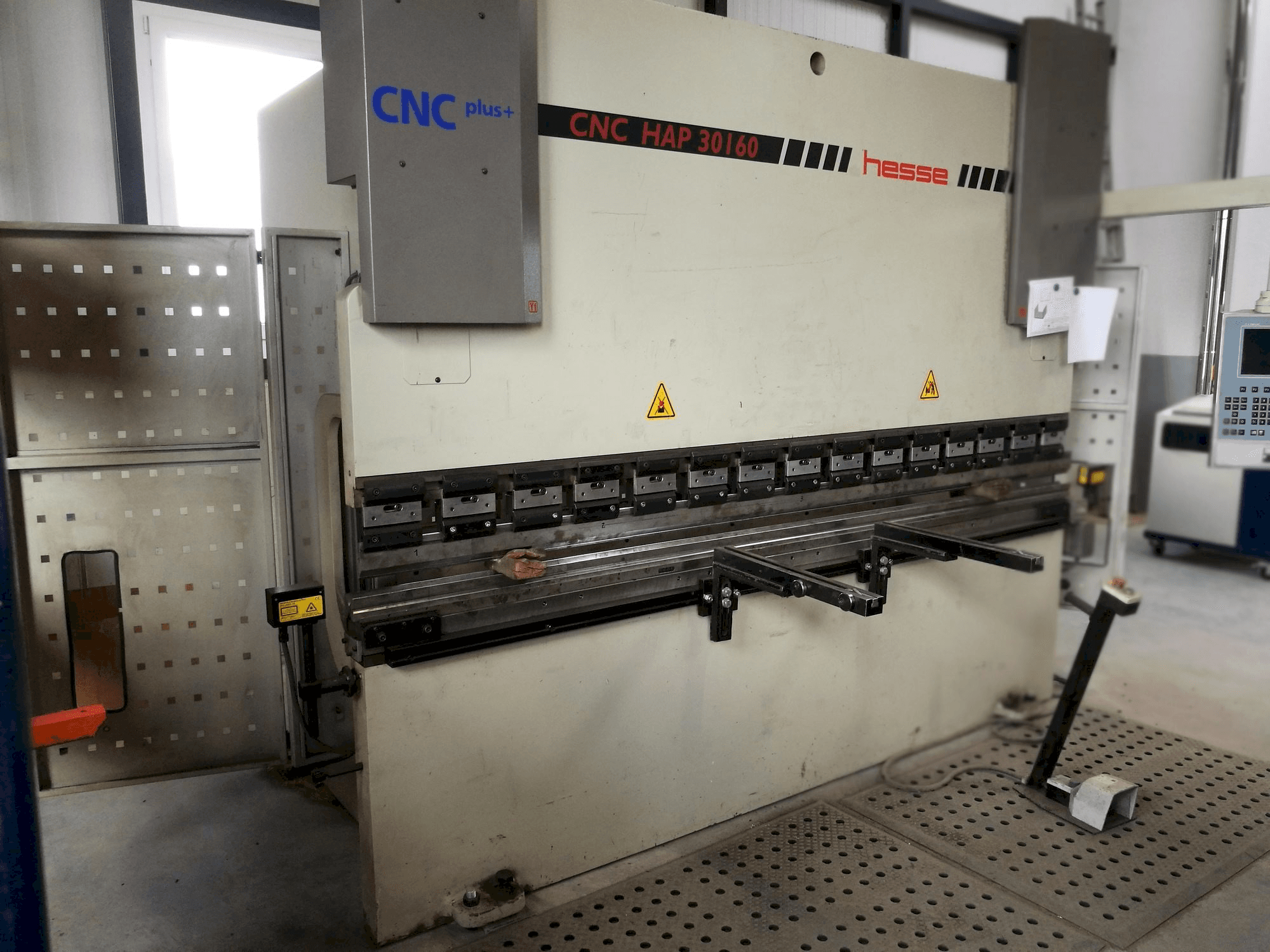 Vista frontal de la máquina Hesse CNC HAP 30160
