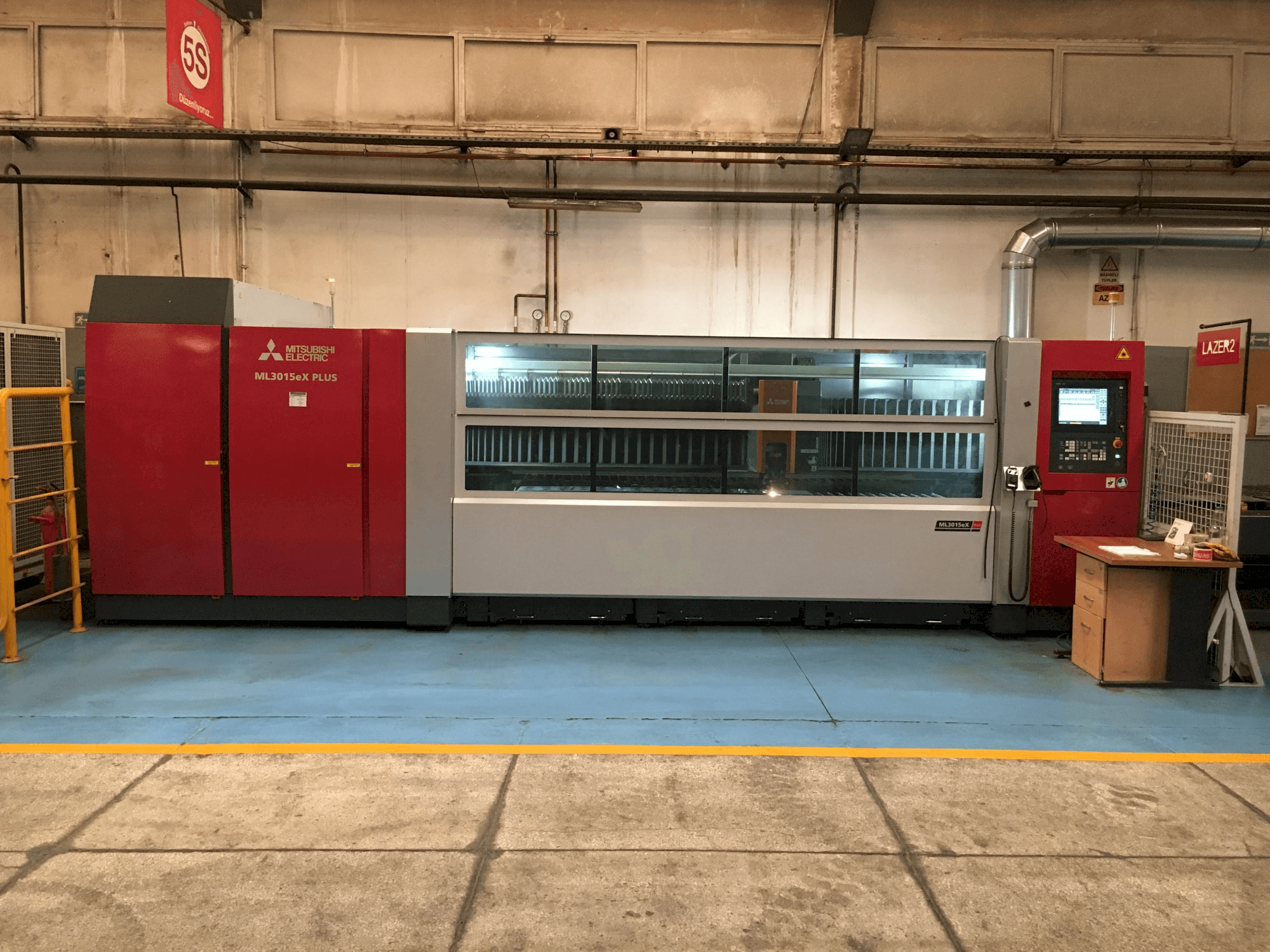 Vista frontal de la máquina Mitsubishi MI3015eX-Plus