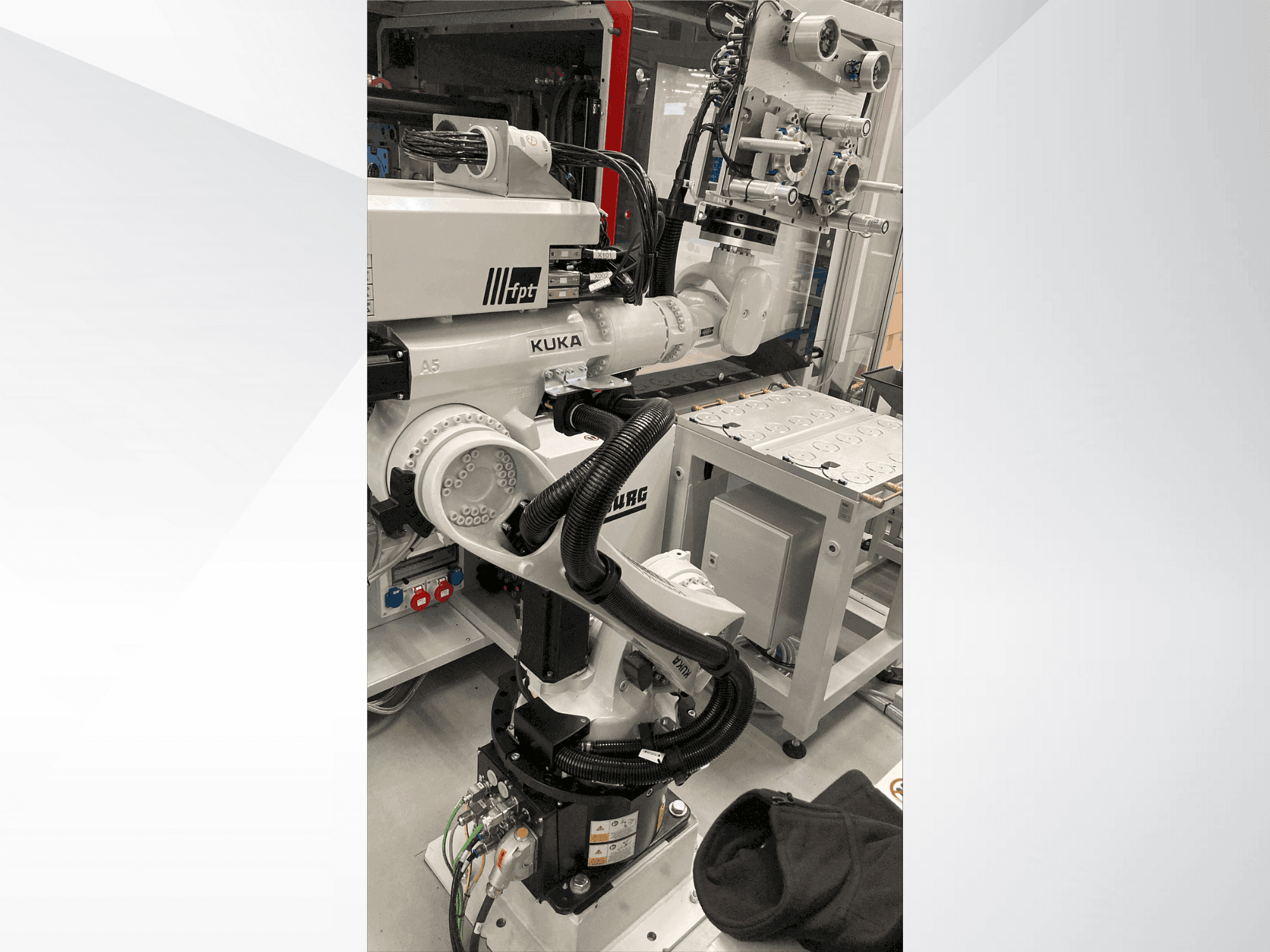 Vista frontal de la máquina KUKA KR 22 R1610-2