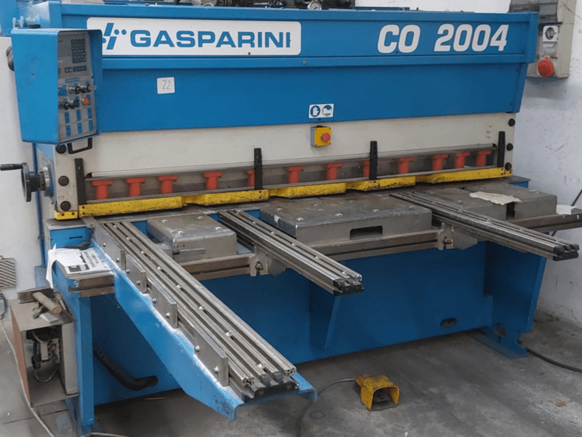 Cizalla hidráulica GASPARINI CO/2004, vista frontal, en la que se aprecian el panel de control y las mesas de corte metálicas con guías deslizantes.