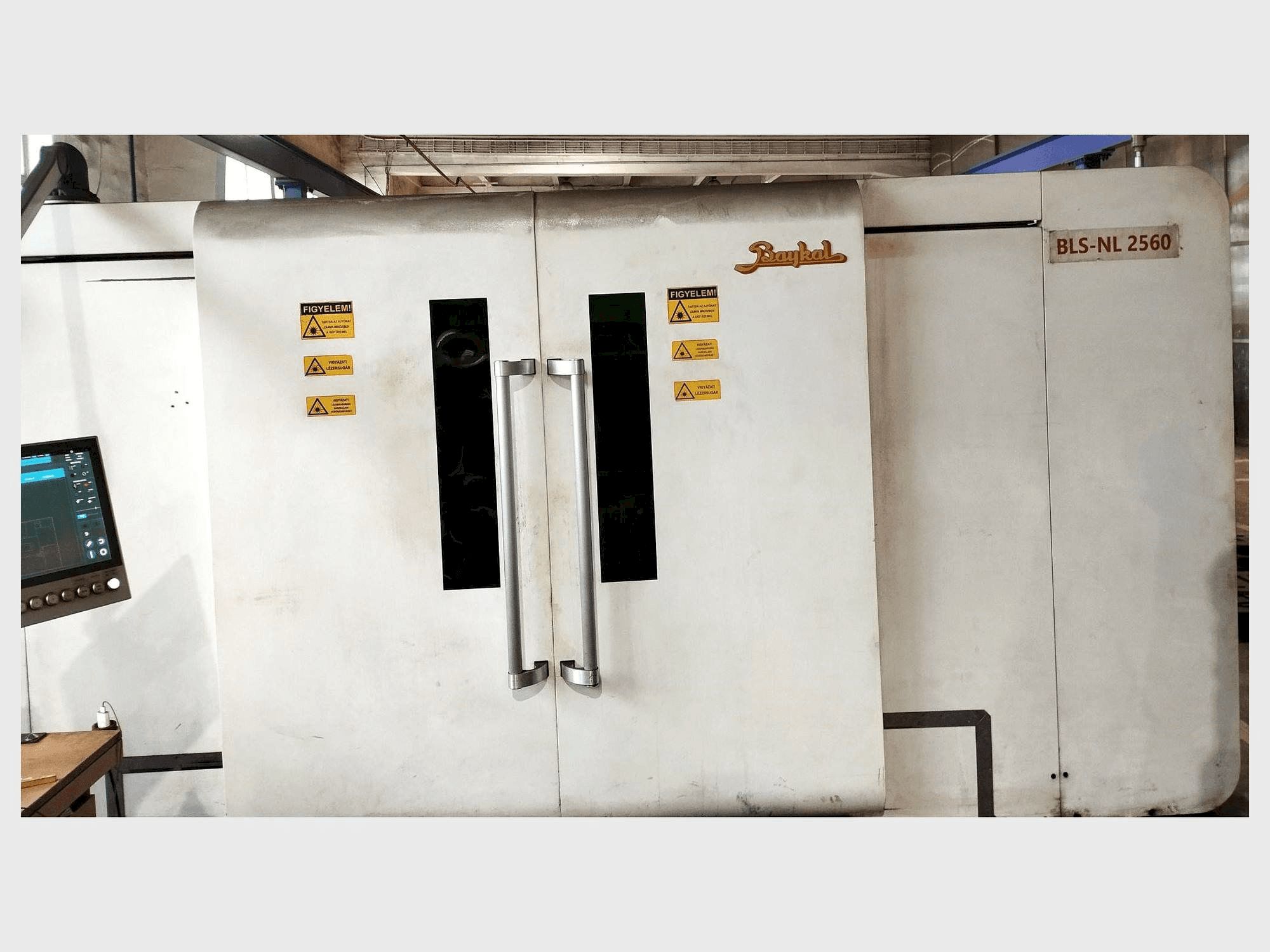 Vista frontal de la máquina Baykal BLS-NL 2060 4kW Fiber