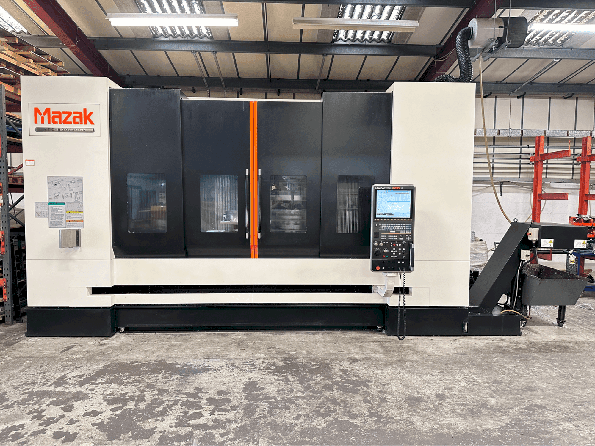 Vista frontal de la máquina Mazak VTC-800/30SR