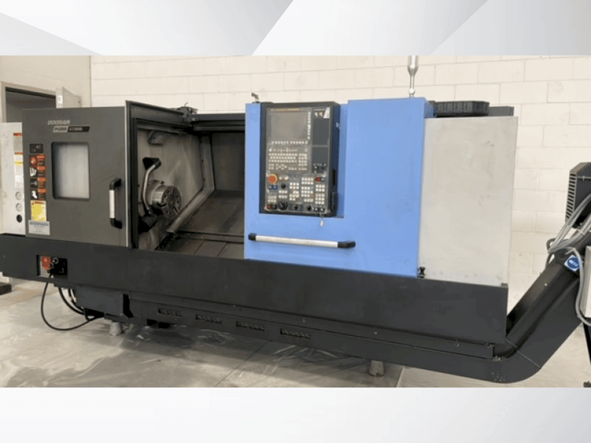 Vista frontal de la máquina DOOSAN PUMA GT 2600L