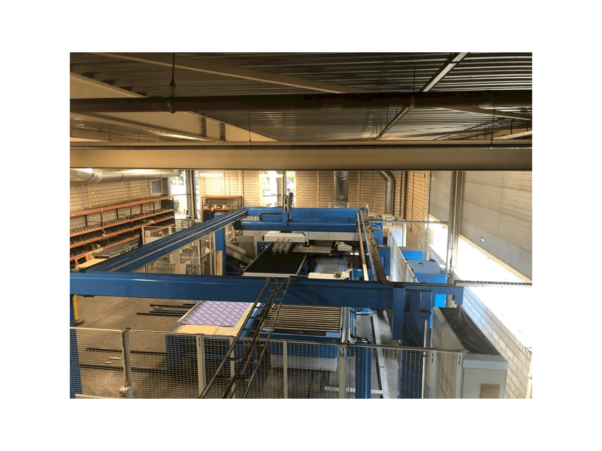 Vista frontal de la máquina Finn-Power LB 6 UVH