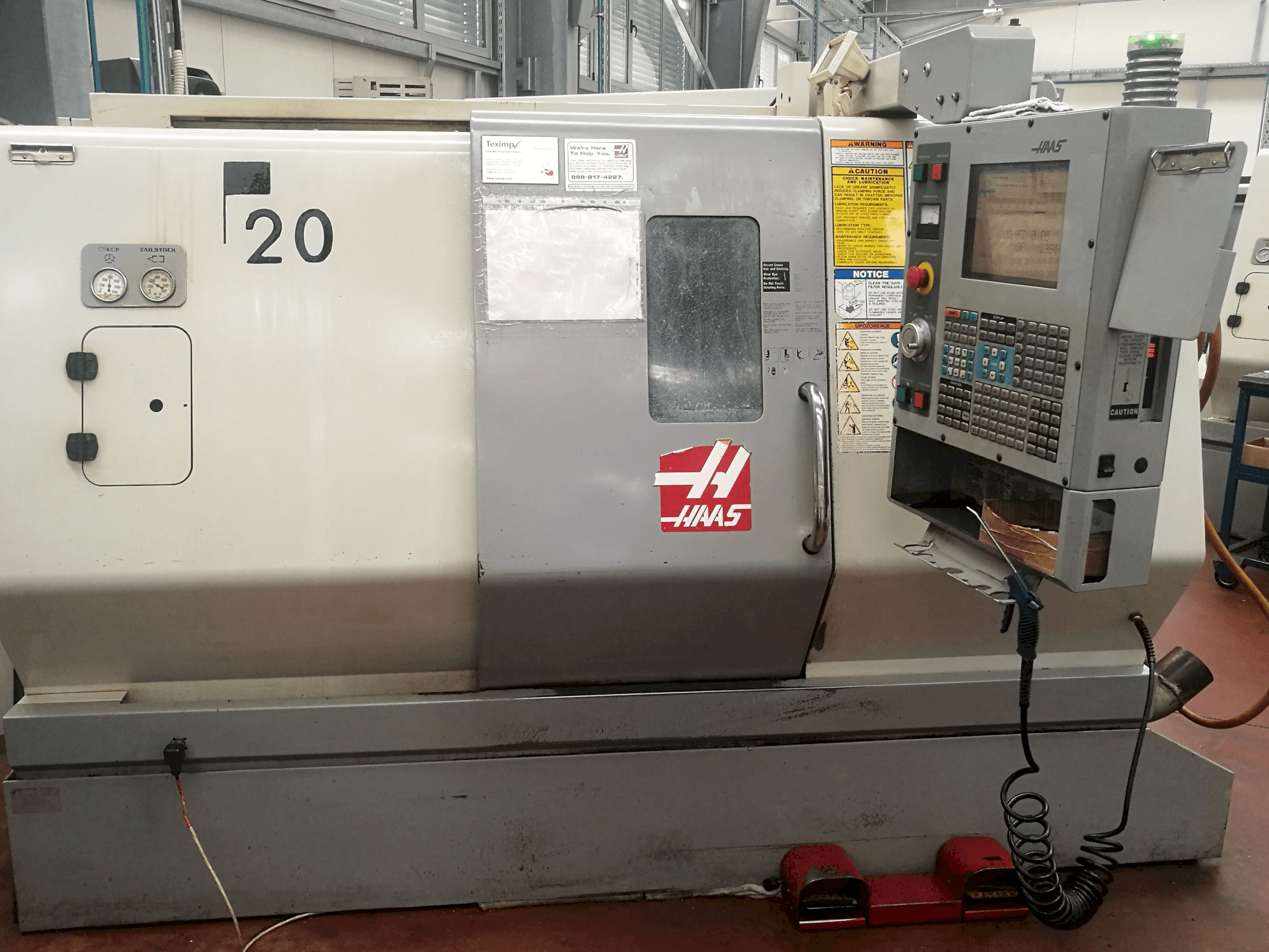Vista frontal de la máquina HAAS SL-20THE