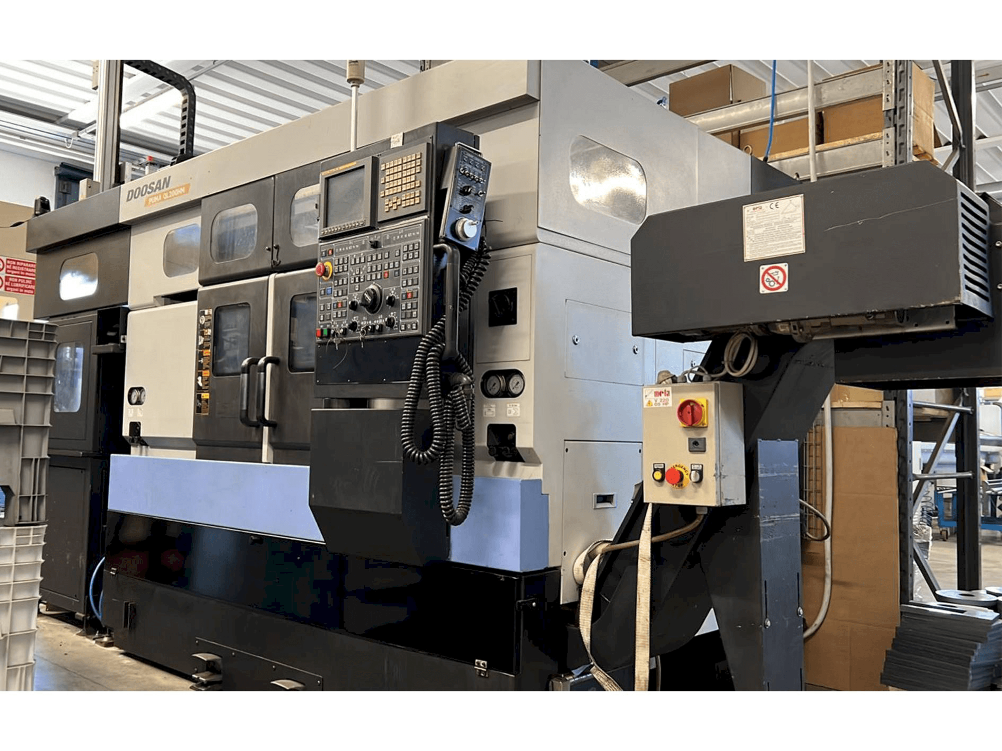 Vista frontal de la máquina Doosan Puma QL 200HM