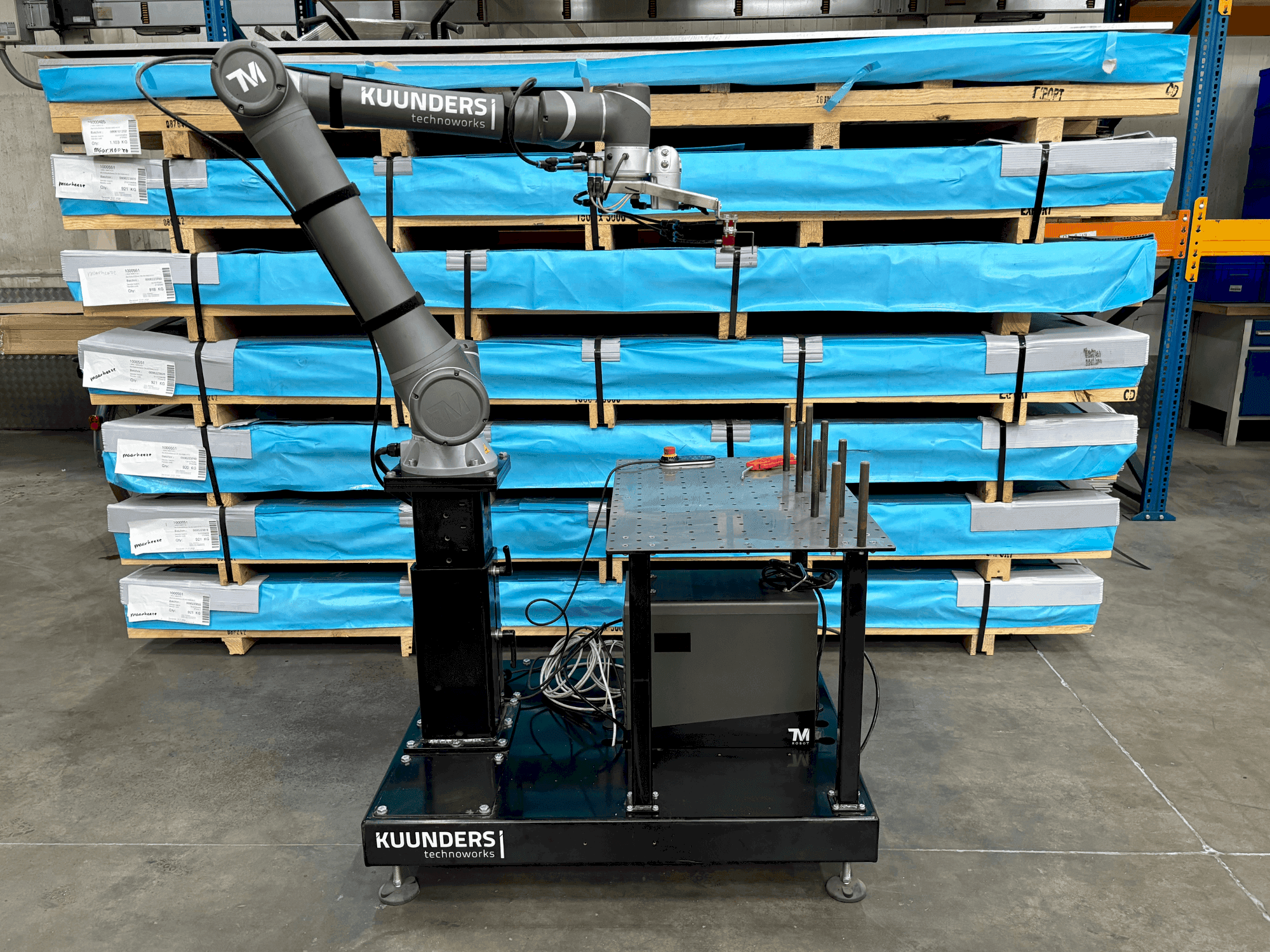 Vista frontal de la máquina TECHMAN ROBOT TM12