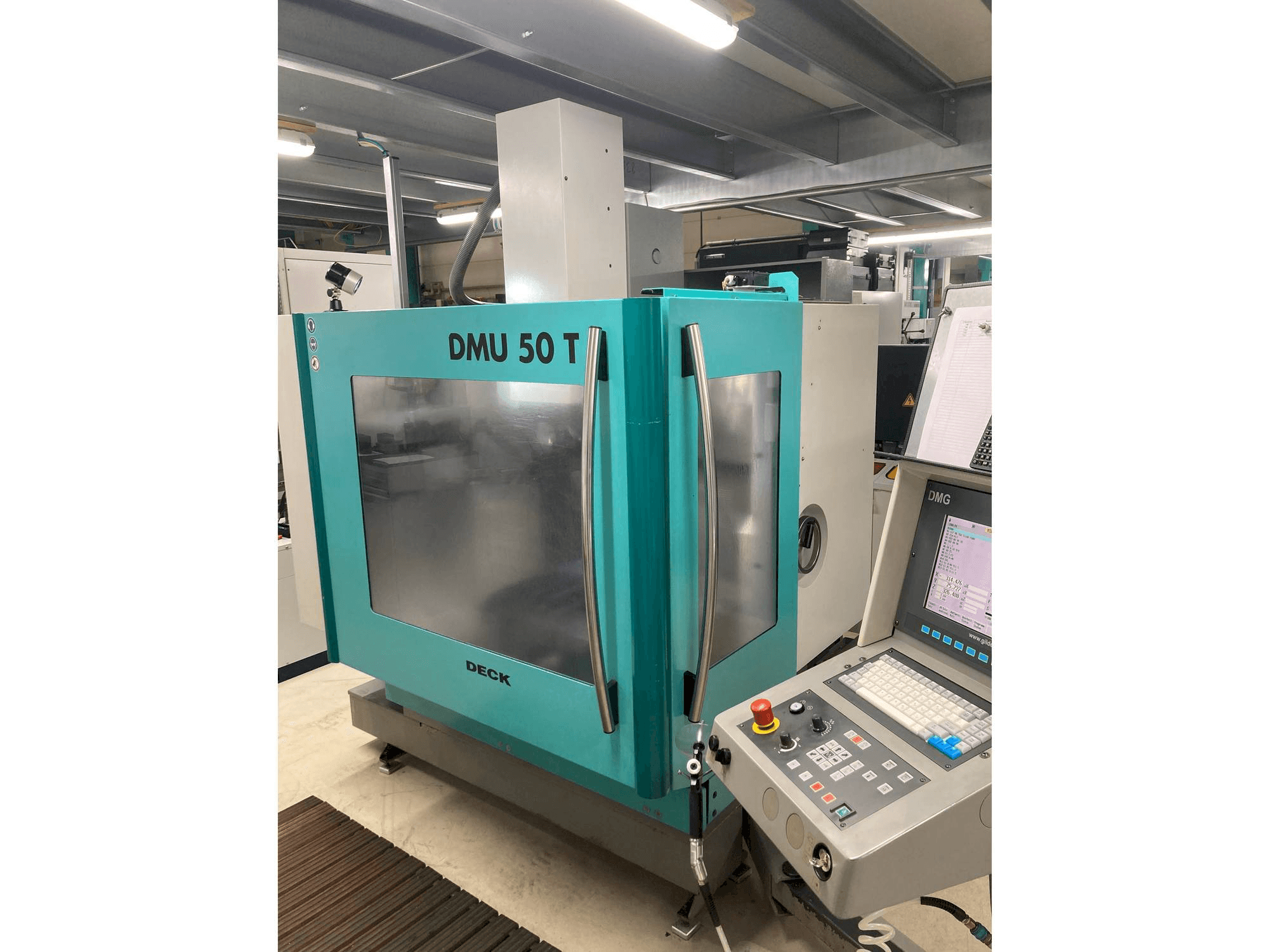 Vista frontal de la máquina DMG DMU 50 T